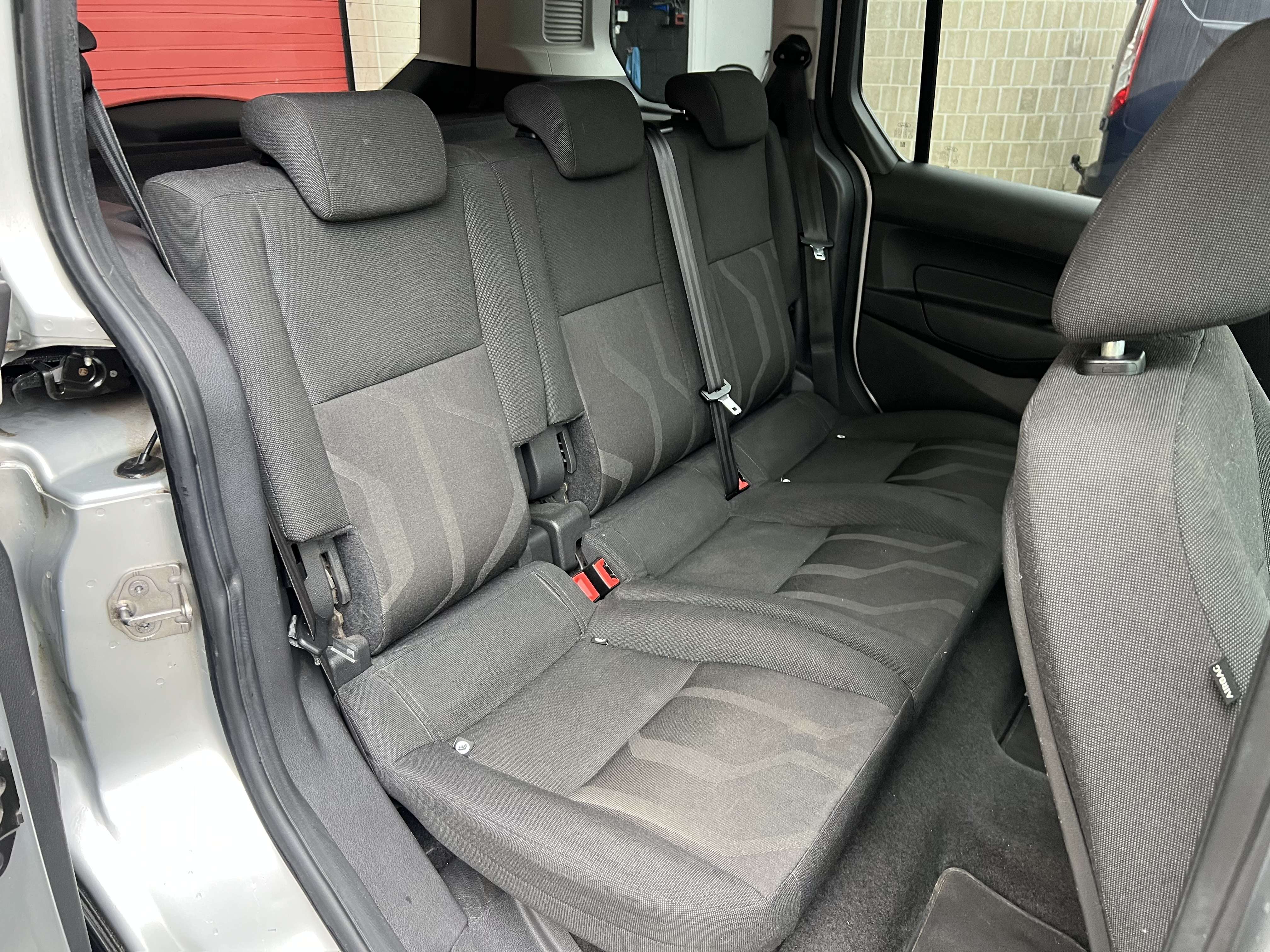 Ford Tourneo Connect 1.6 TDCi Ambiente + CLIM + 5 PLACES