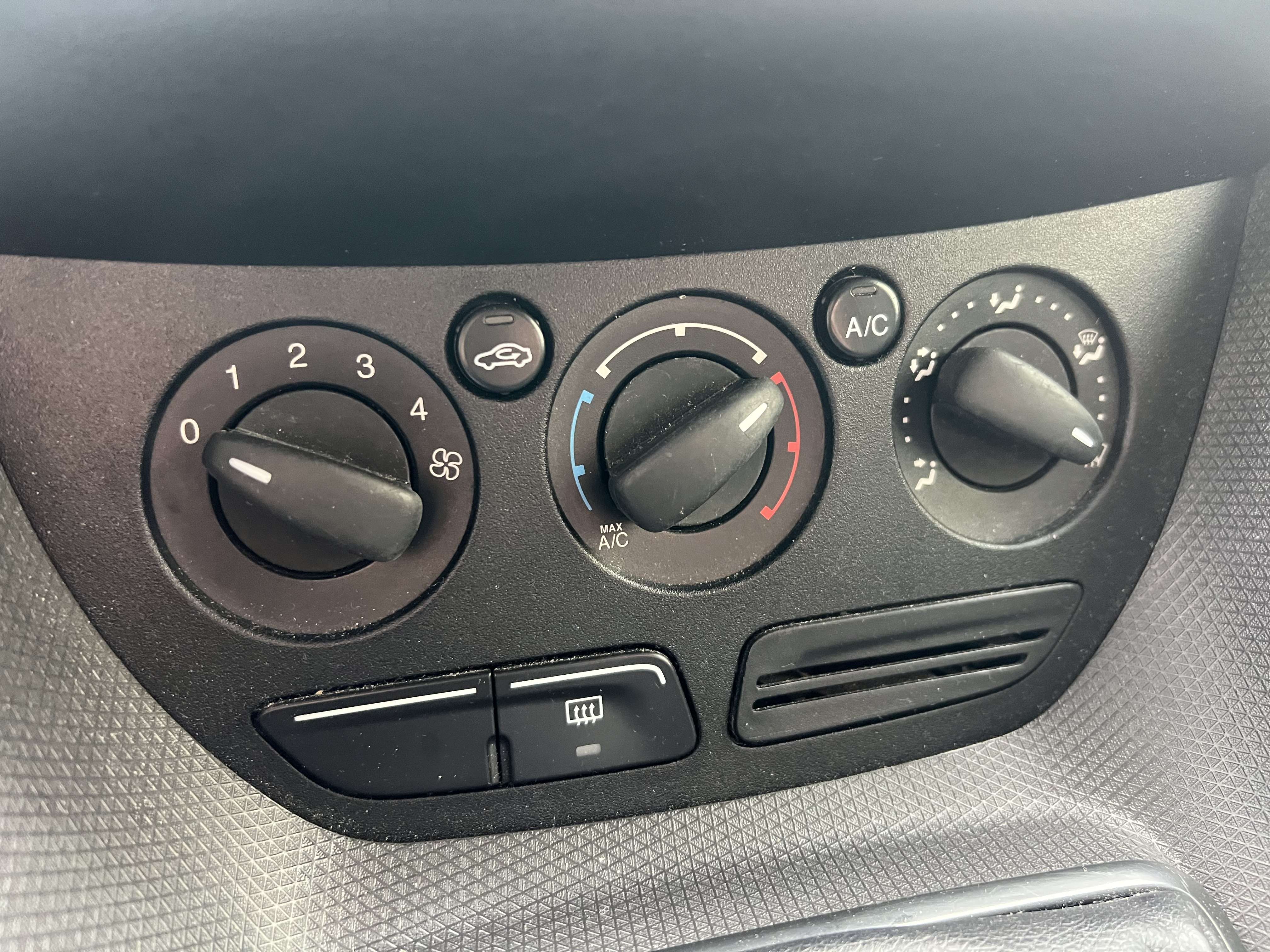 Ford Tourneo Connect 1.6 TDCi Ambiente + CLIM + 5 PLACES