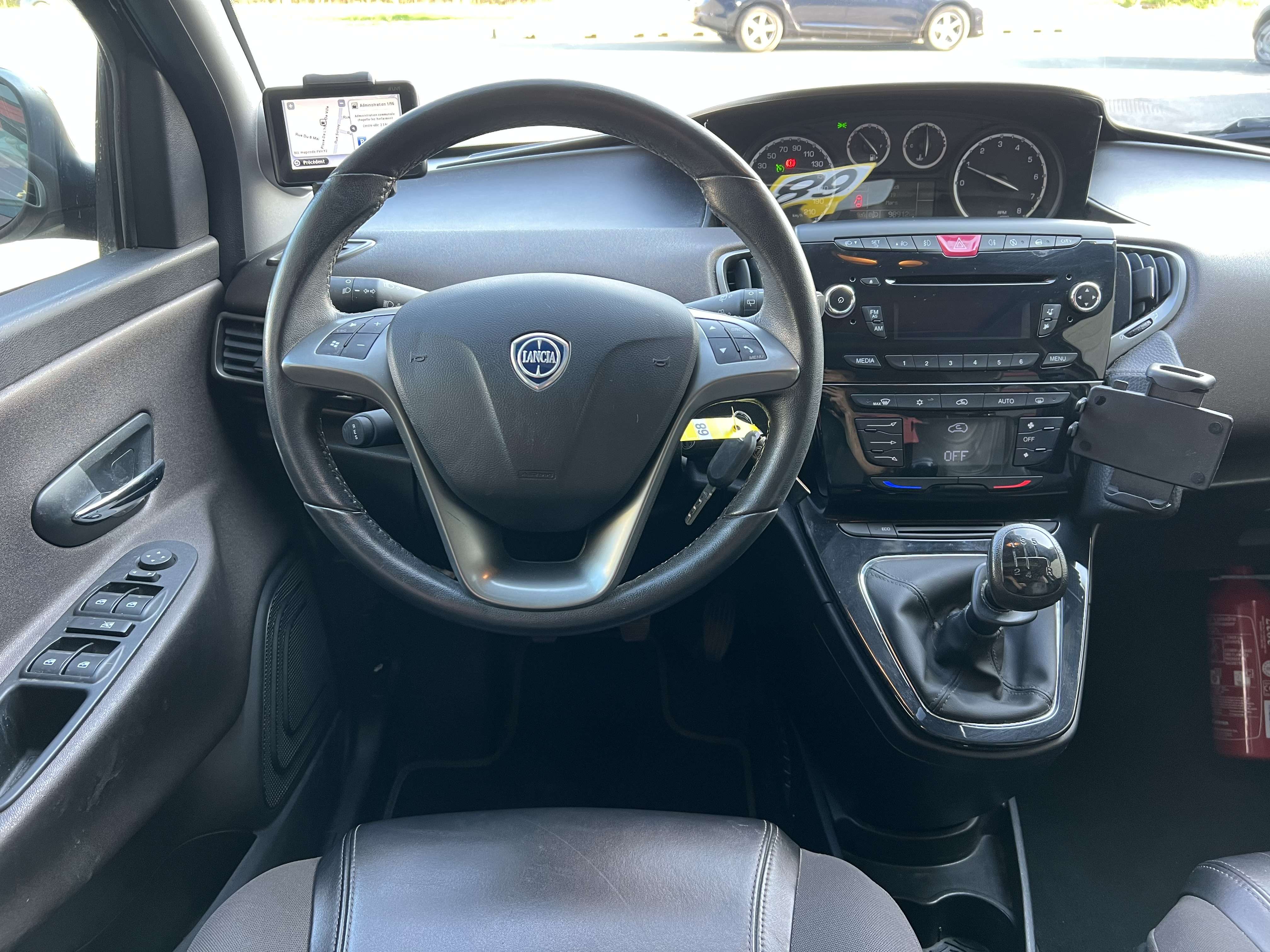 Lancia Ypsilon 0.9 TwinAir Platinium + CLIM + NAVI + PANO + CUIR