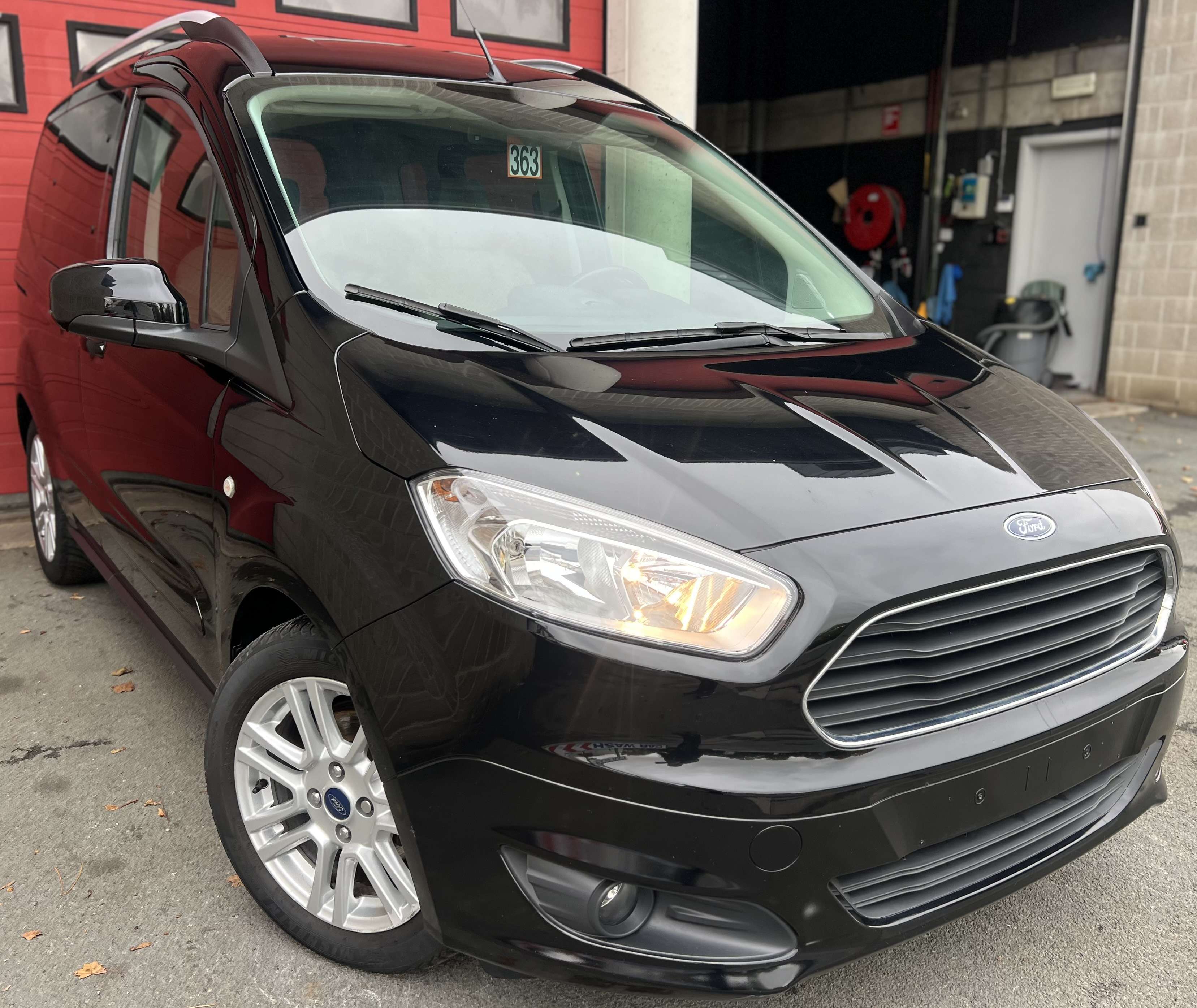 Ford Tourneo Courier 1.0 EcoBoost + CLIM + CAR-PASS + 5 PL