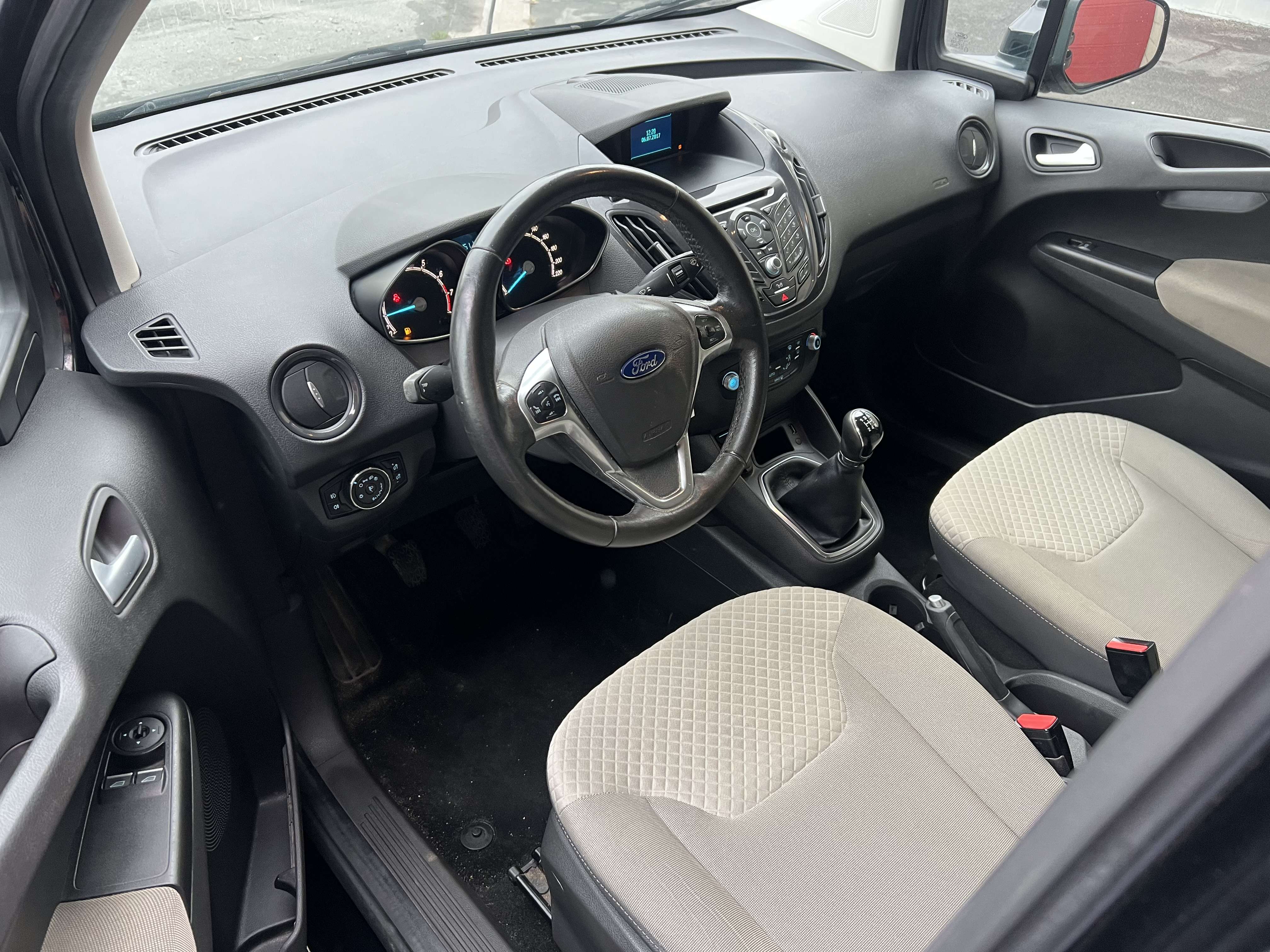 Ford Tourneo Courier 1.0 EcoBoost + CLIM + CAR-PASS + 5 PL