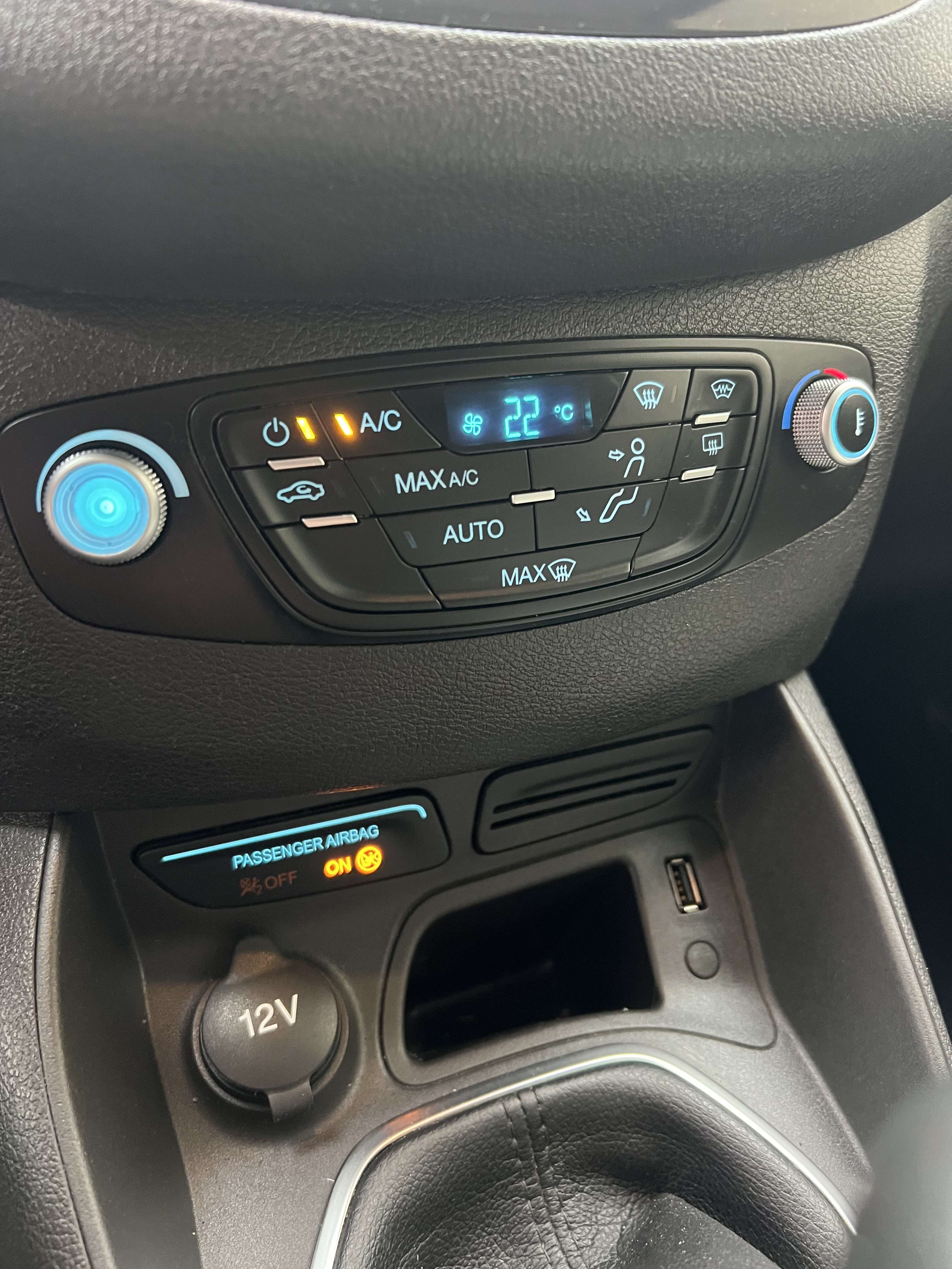 Ford Tourneo Courier 1.0 EcoBoost + CLIM + CAR-PASS + 5 PL