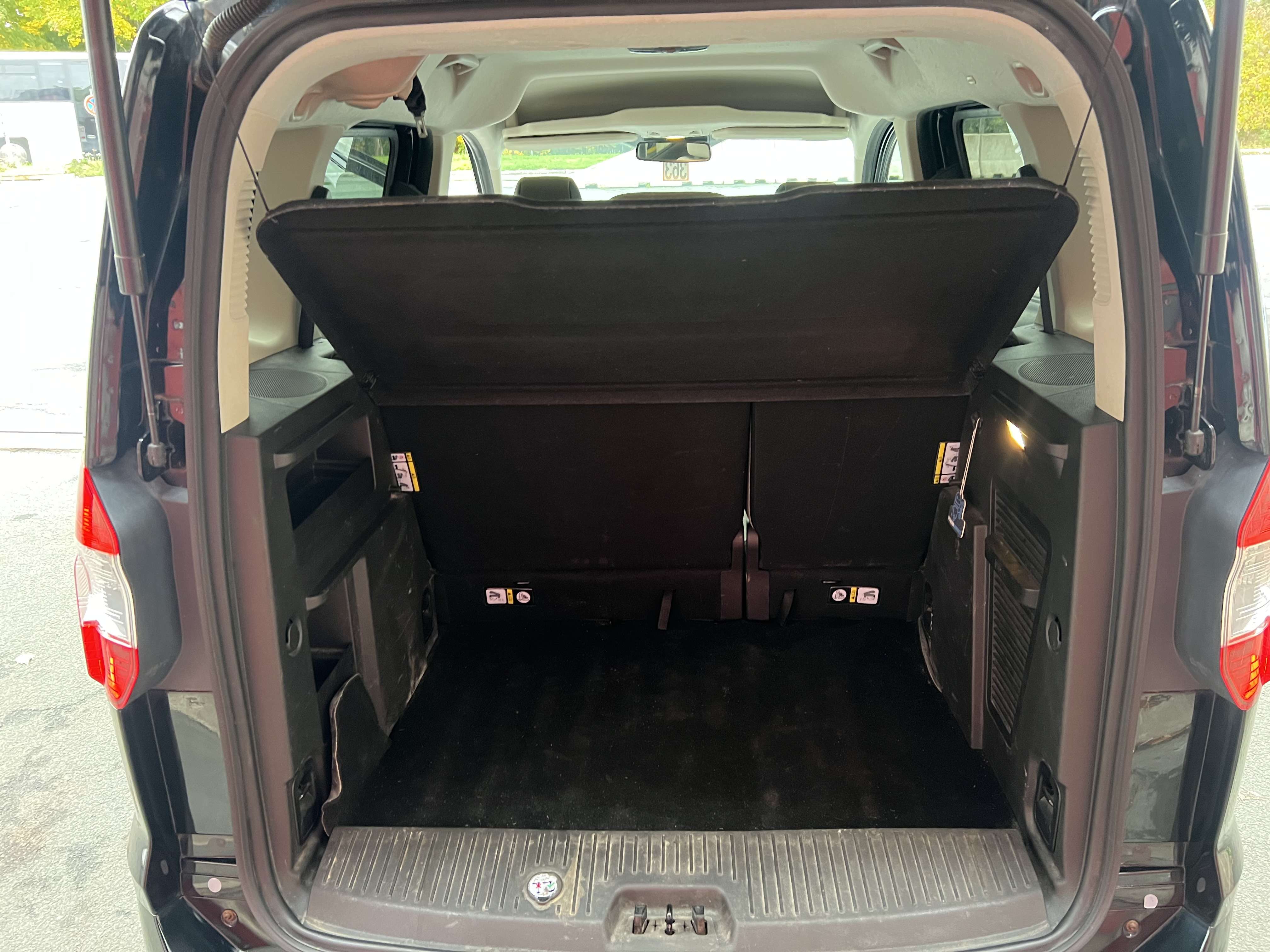 Ford Tourneo Courier 1.0 EcoBoost + CLIM + CAR-PASS + 5 PL