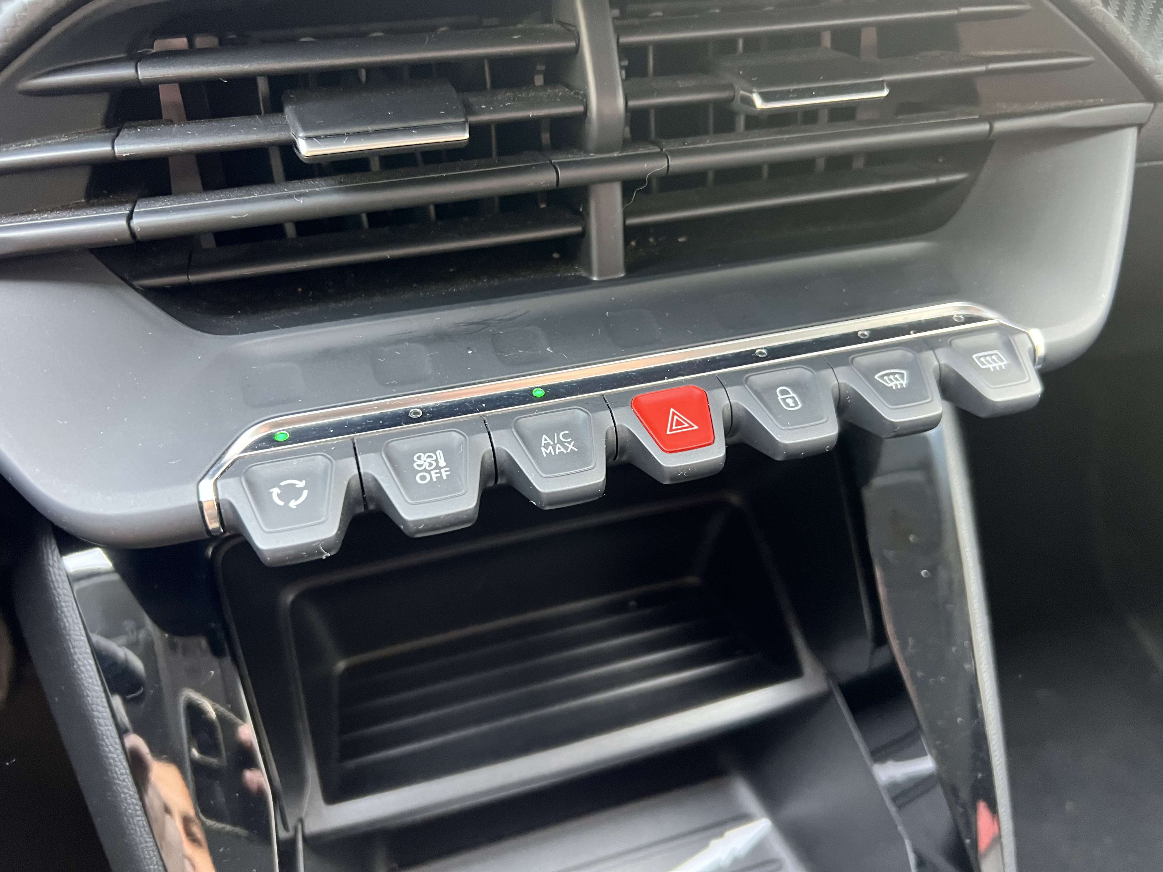 Peugeot 208 1.2i Like + CLIM + CAR-PASS