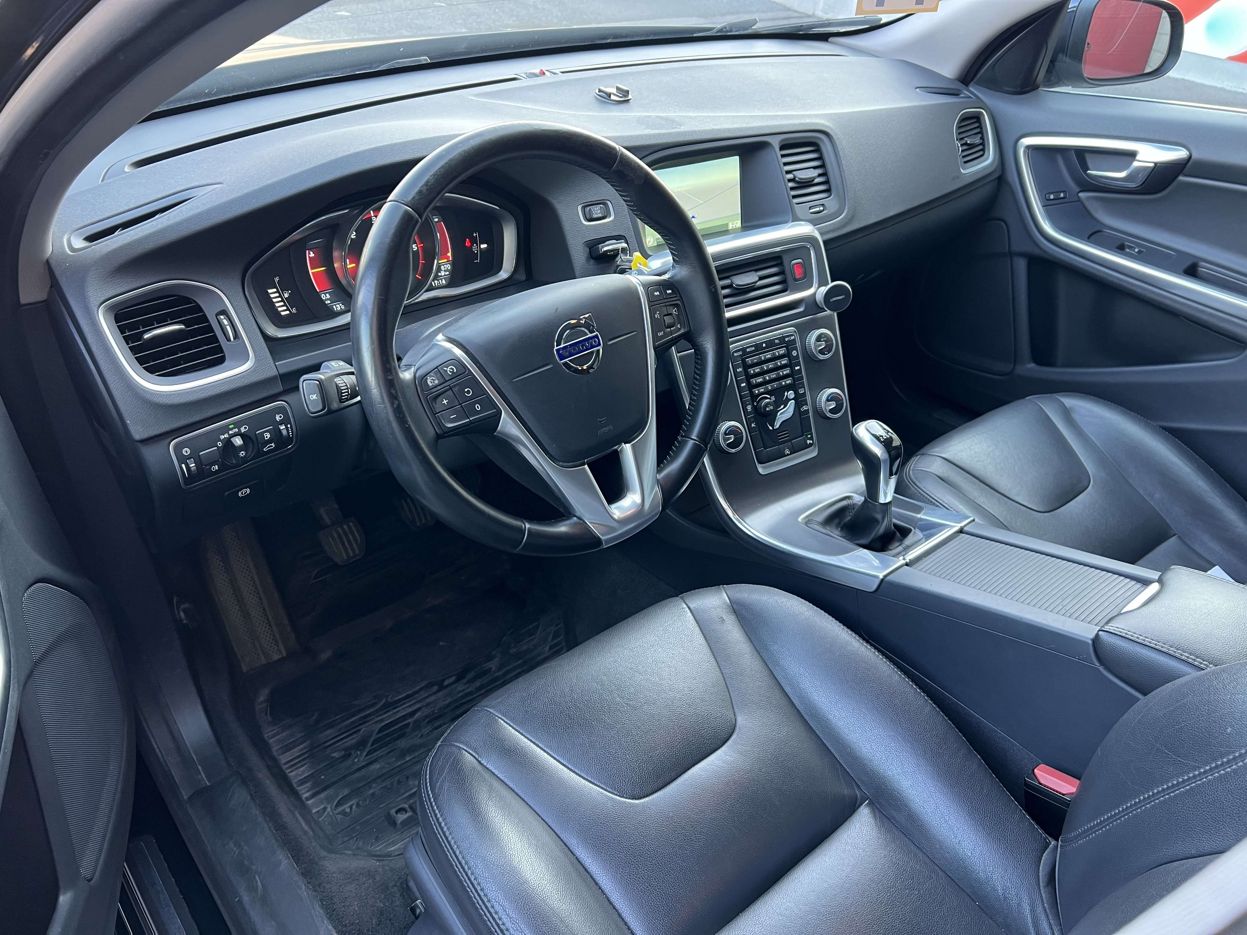 Volvo V60 2.0 D2 Dynamic Edition / EURO 6b + NAVI+ CARNET