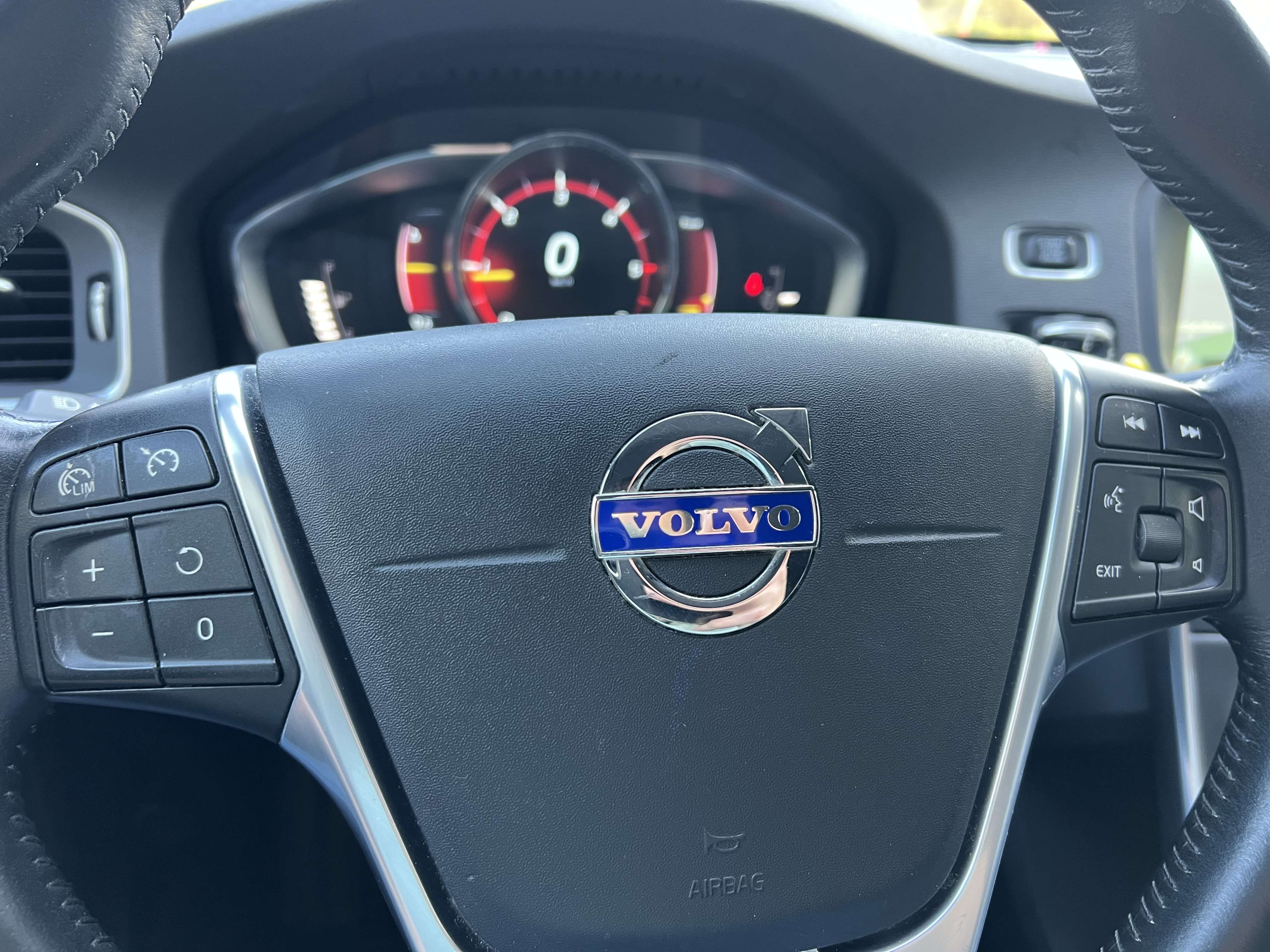 Volvo V60 2.0 D2 Dynamic Edition / EURO 6b + NAVI+ CARNET