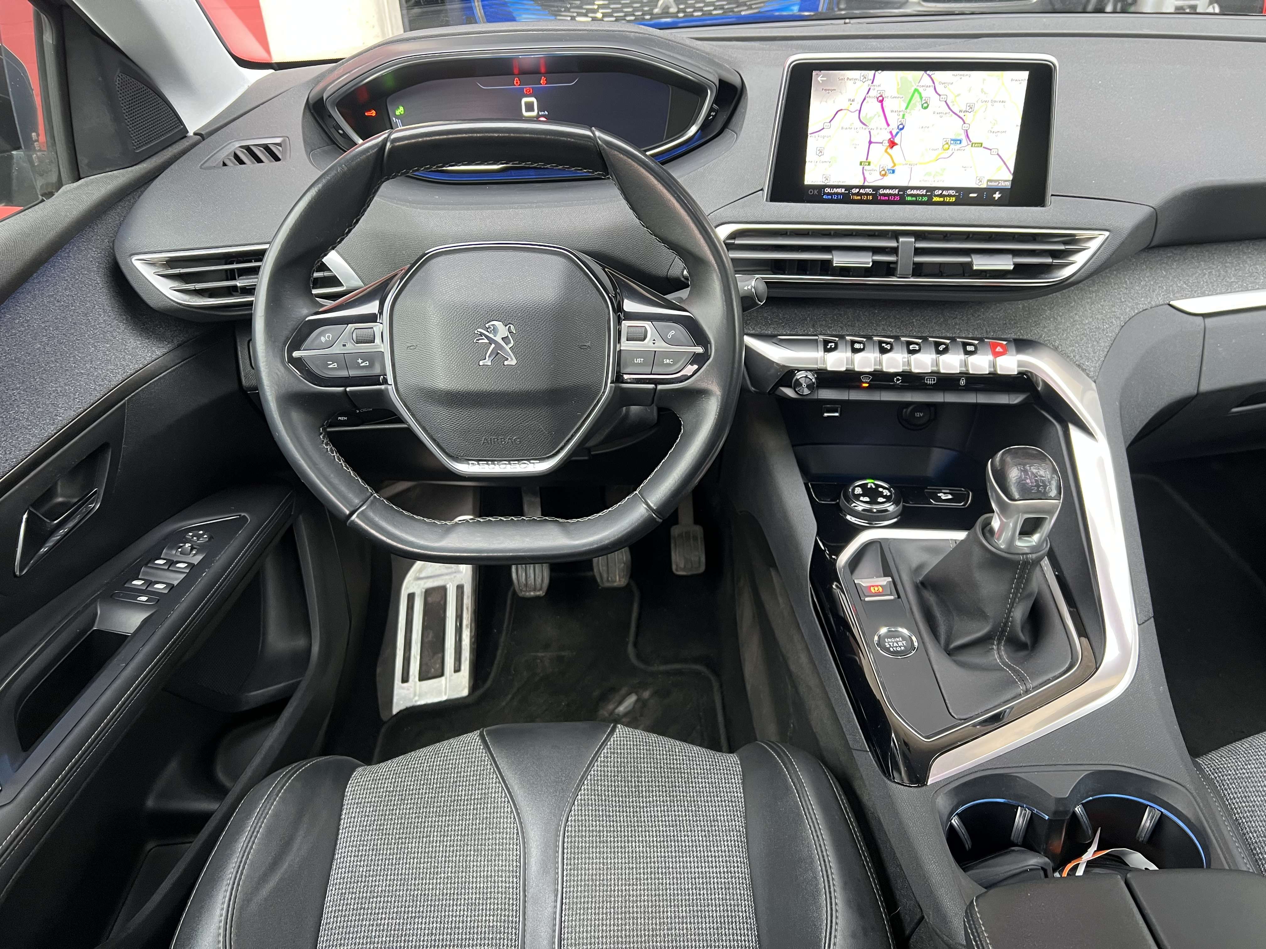 Peugeot 5008 1.2 PureTech Active + 7 pL + CAMÉRA + NAVI