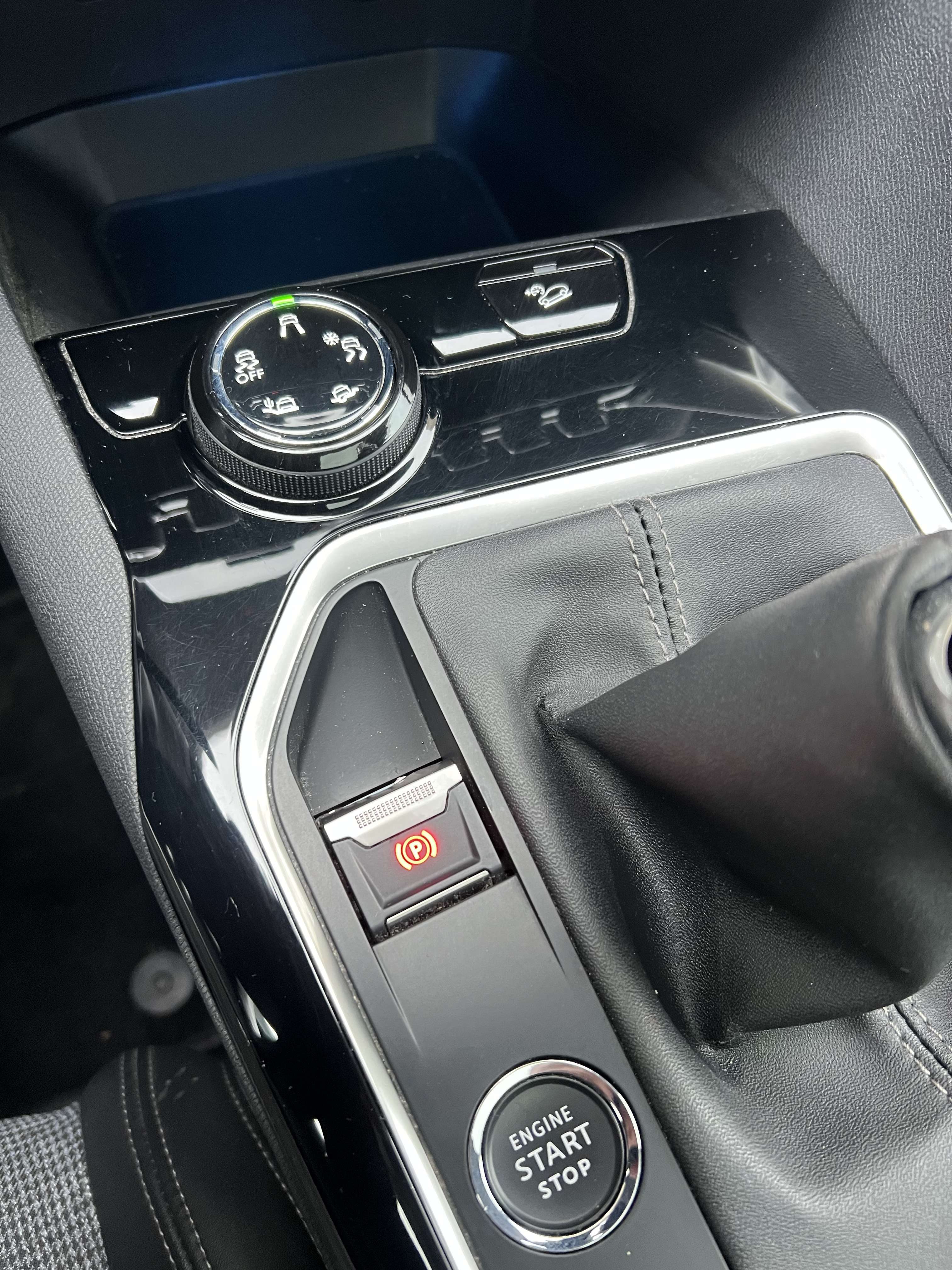 Peugeot 5008 1.2 PureTech Active + 7 pL + CAMÉRA + NAVI