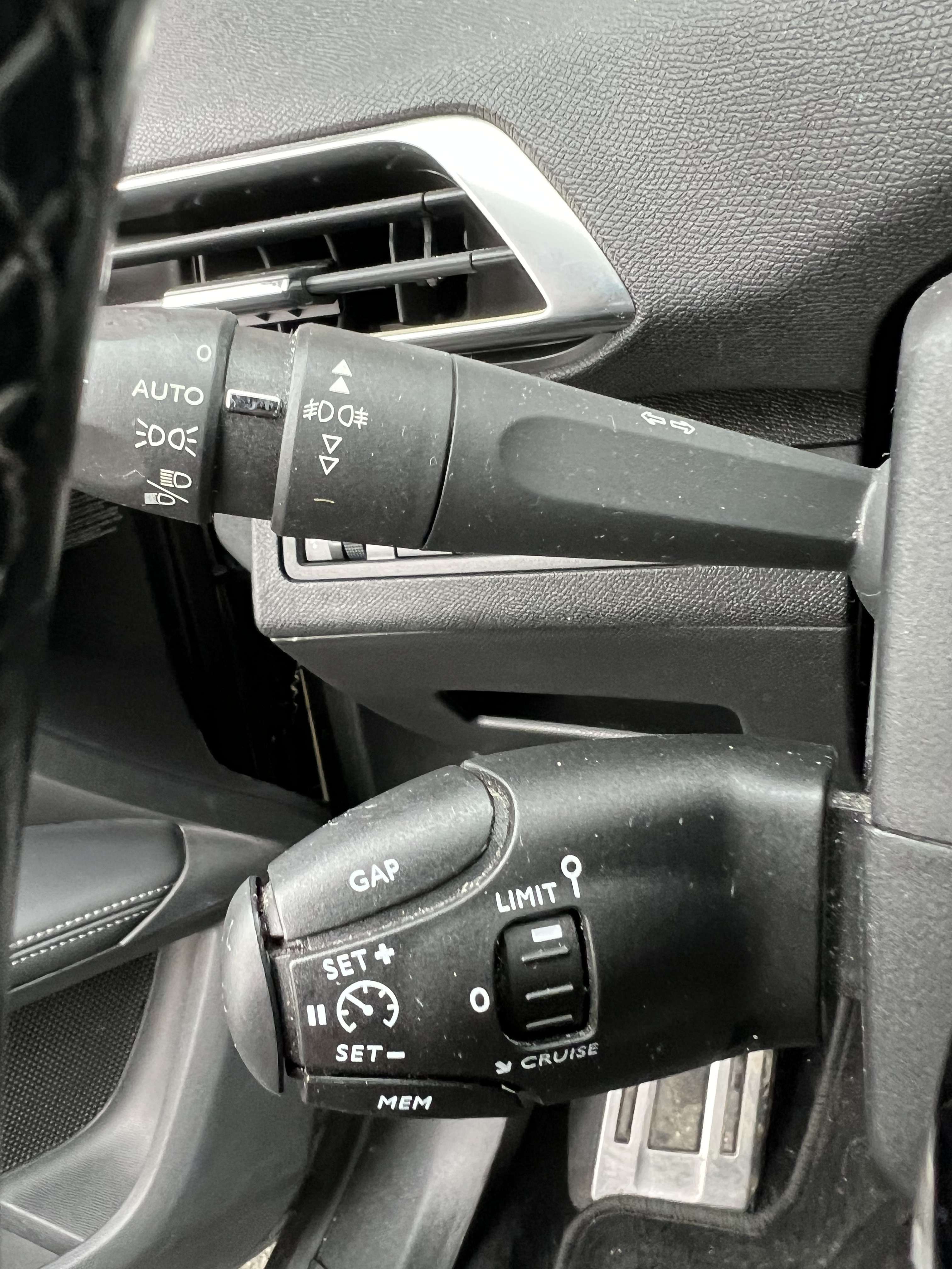 Peugeot 5008 1.2 PureTech Active + 7 pL + CAMÉRA + NAVI