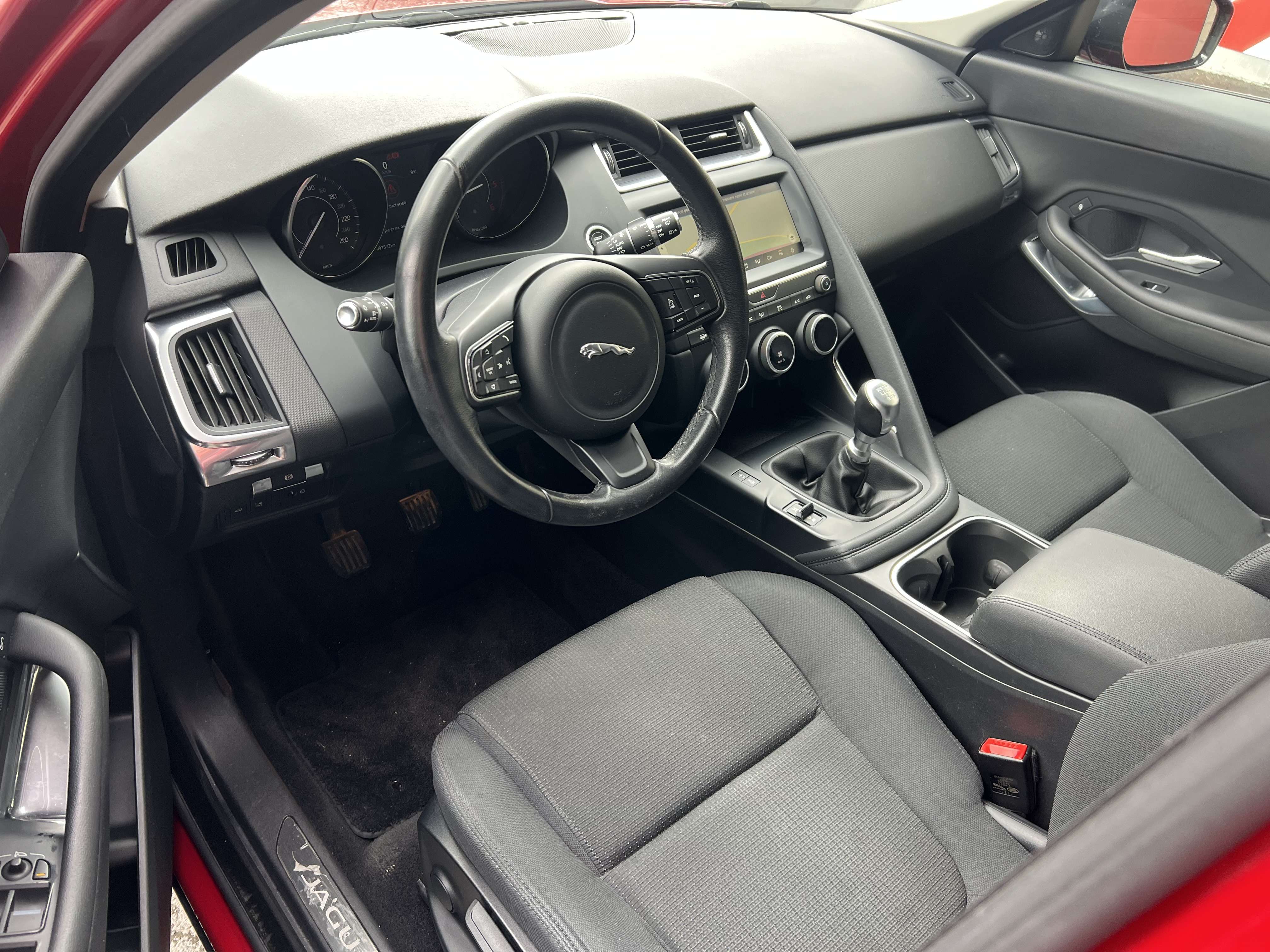 Jaguar E-Pace 2.0 D + CAMÉRA + NAVI + CAR-PASS