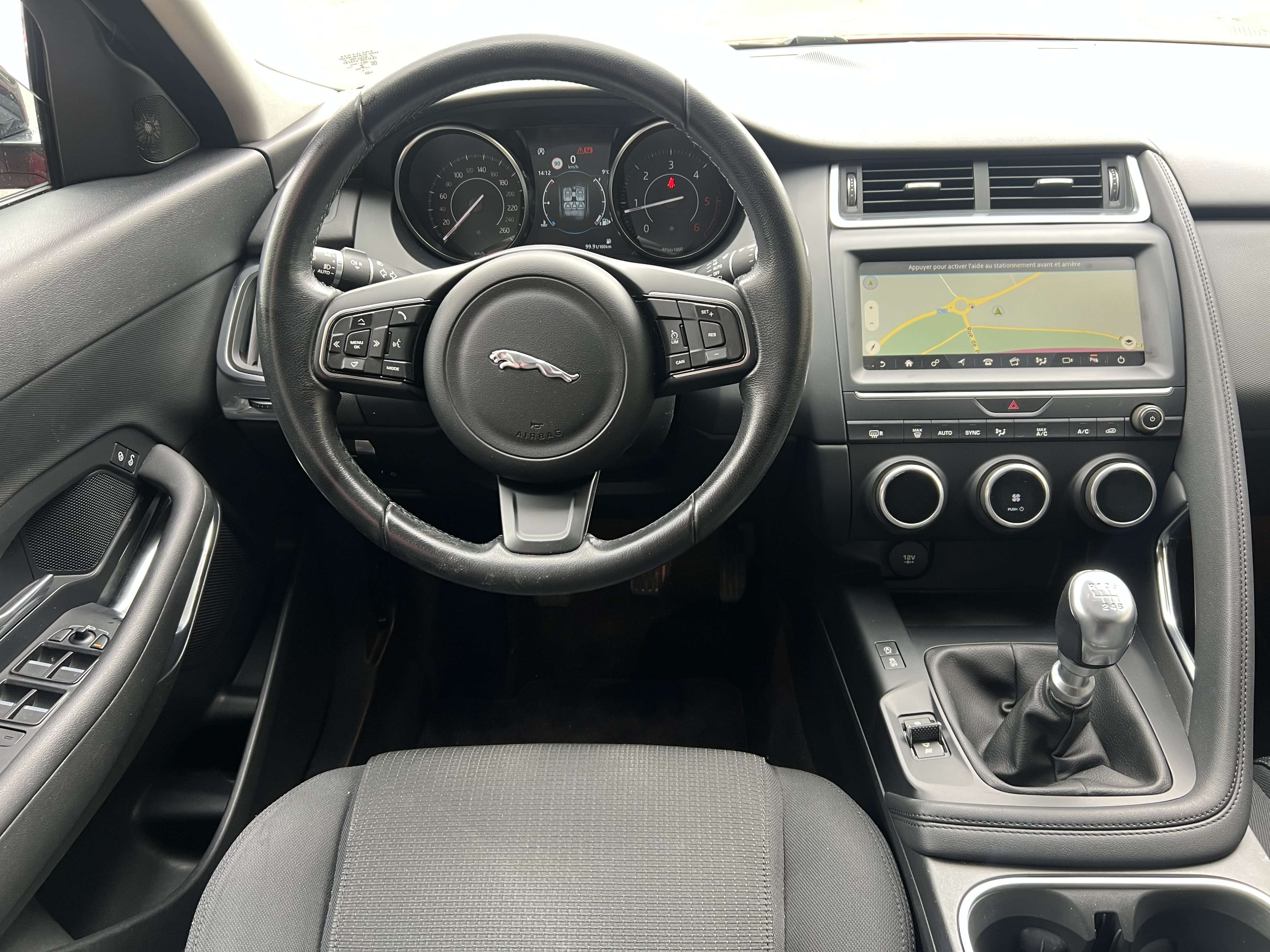 Jaguar E-Pace 2.0 D + CAMÉRA + NAVI + CAR-PASS