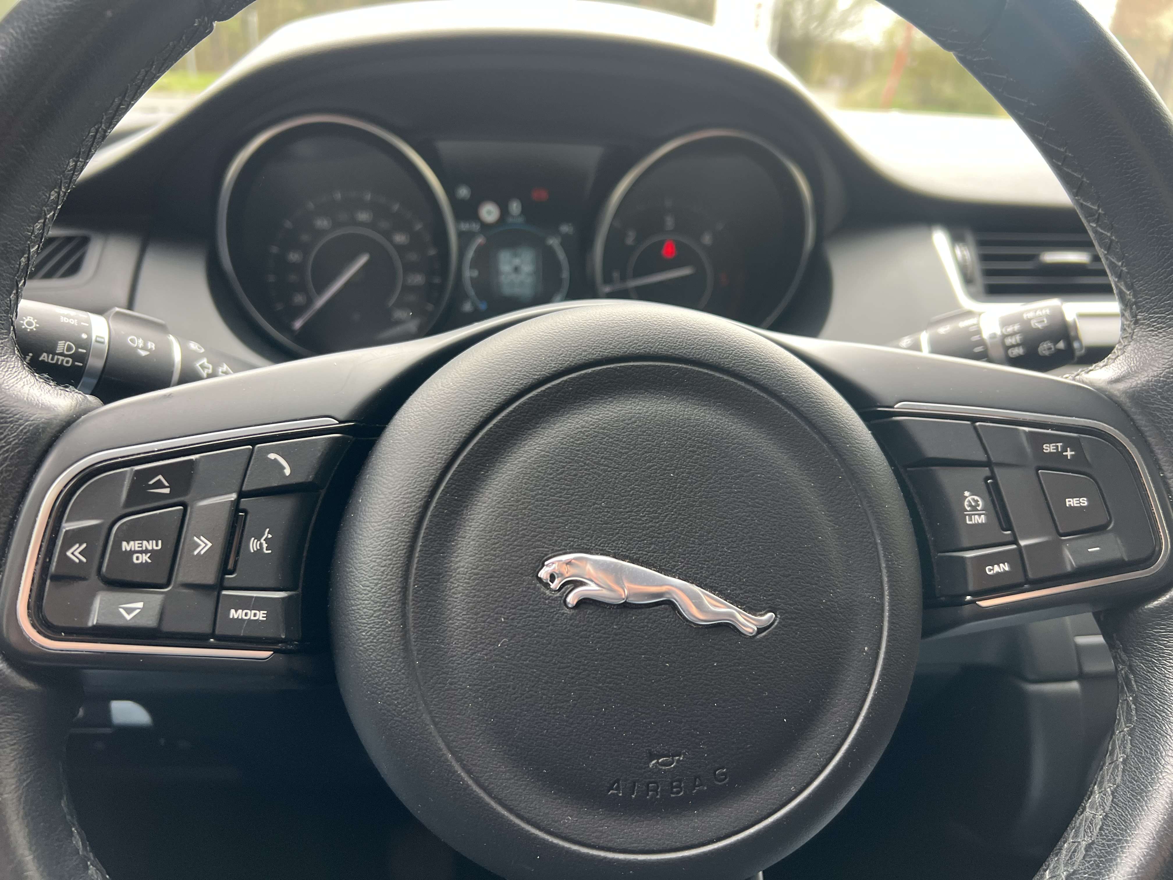 Jaguar E-Pace 2.0 D + CAMÉRA + NAVI + CAR-PASS