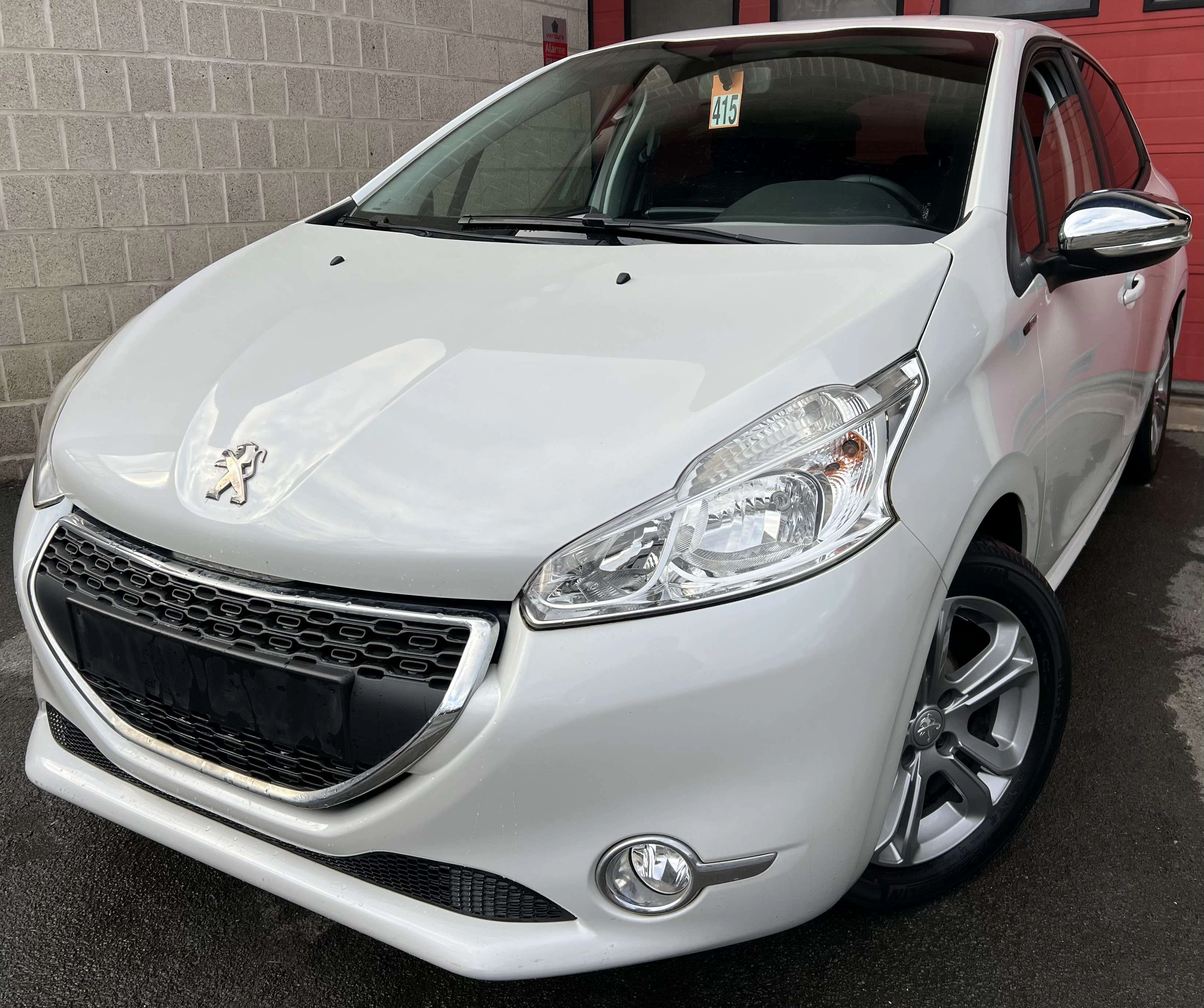 Peugeot 208 1.2i Style + CLIM + JANTE ALU + ÉCRAN