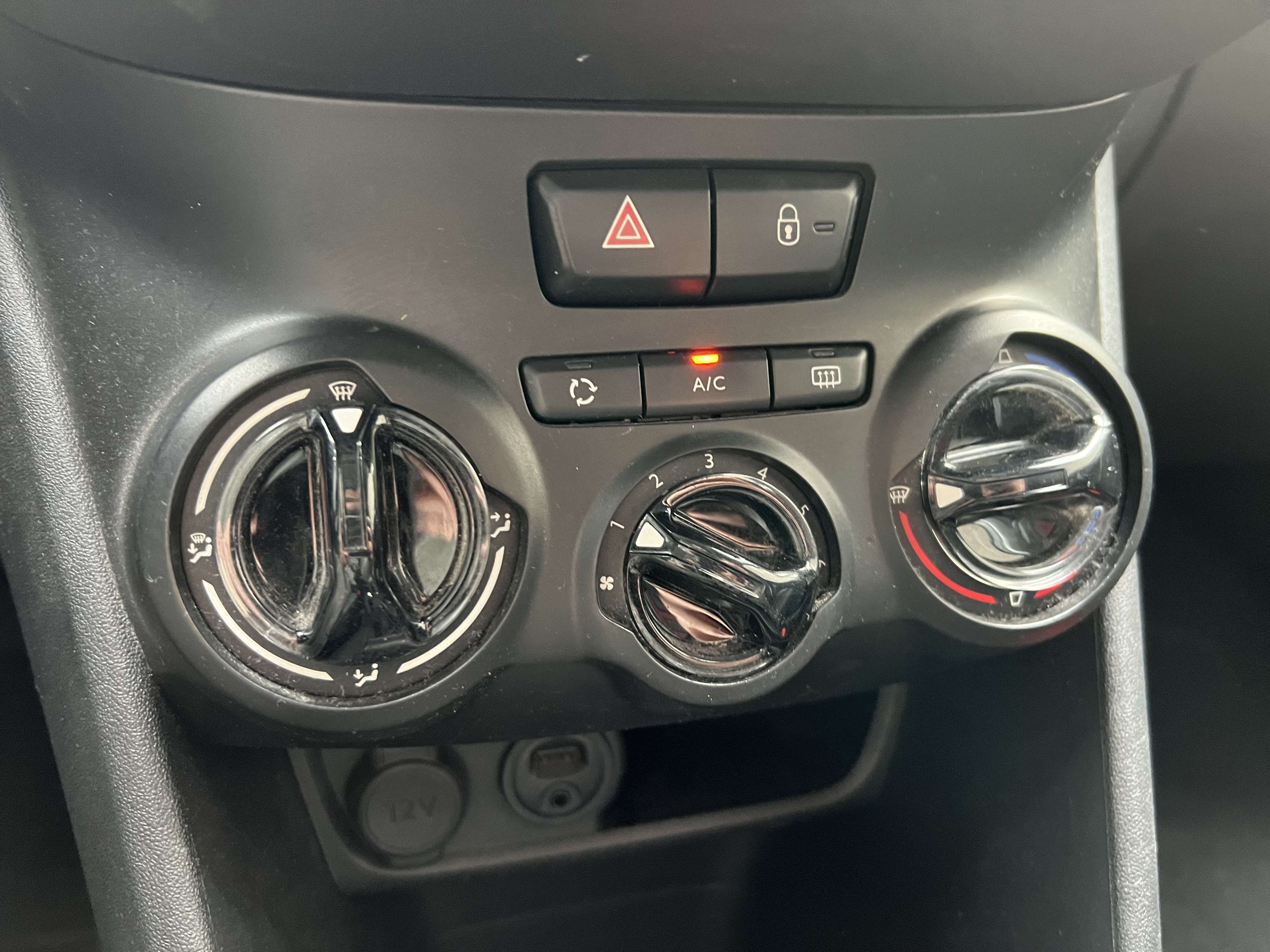 Peugeot 208 1.2i Style + CLIM + JANTE ALU + ÉCRAN