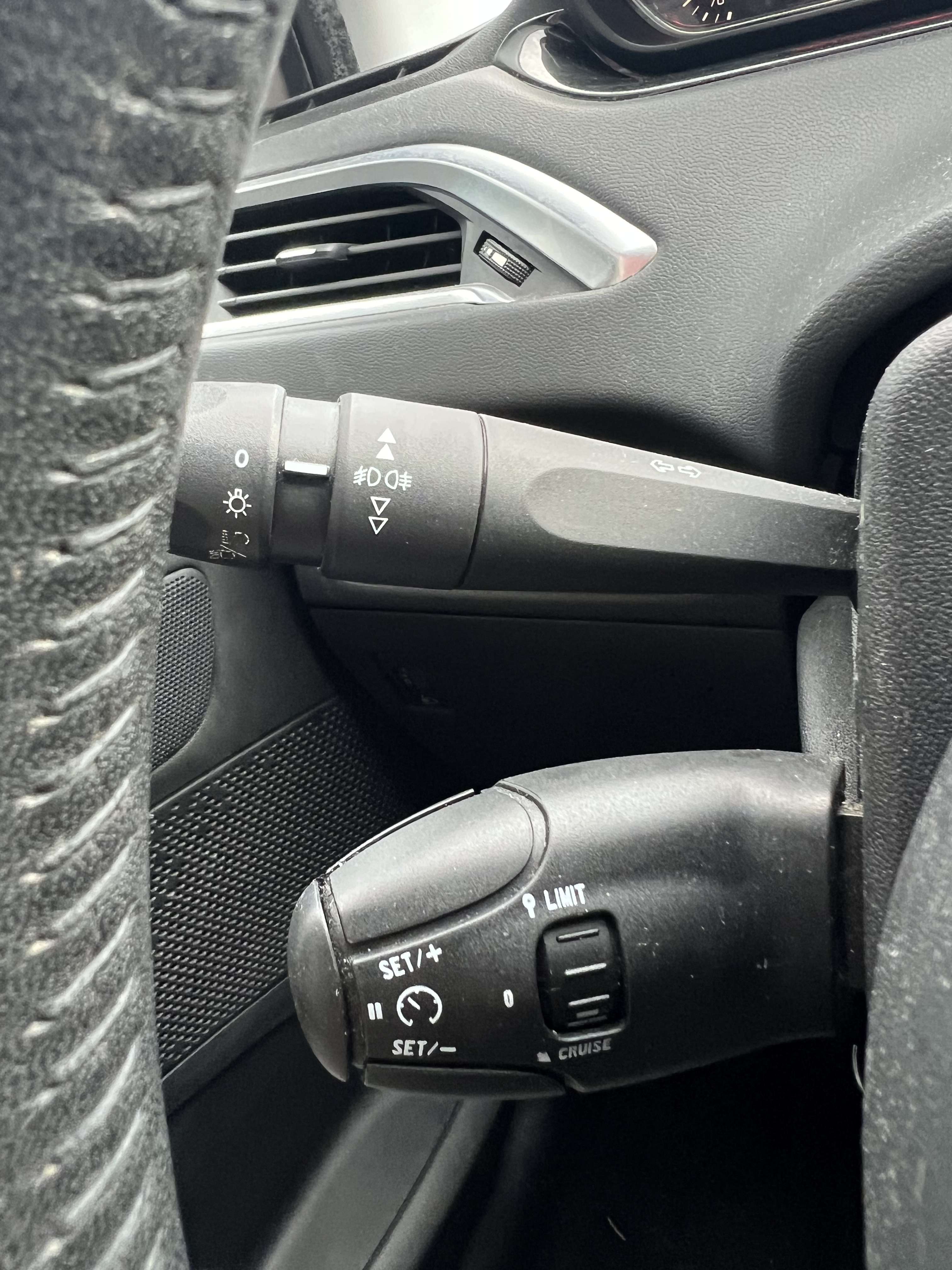 Peugeot 208 1.2i Style + CLIM + JANTE ALU + ÉCRAN