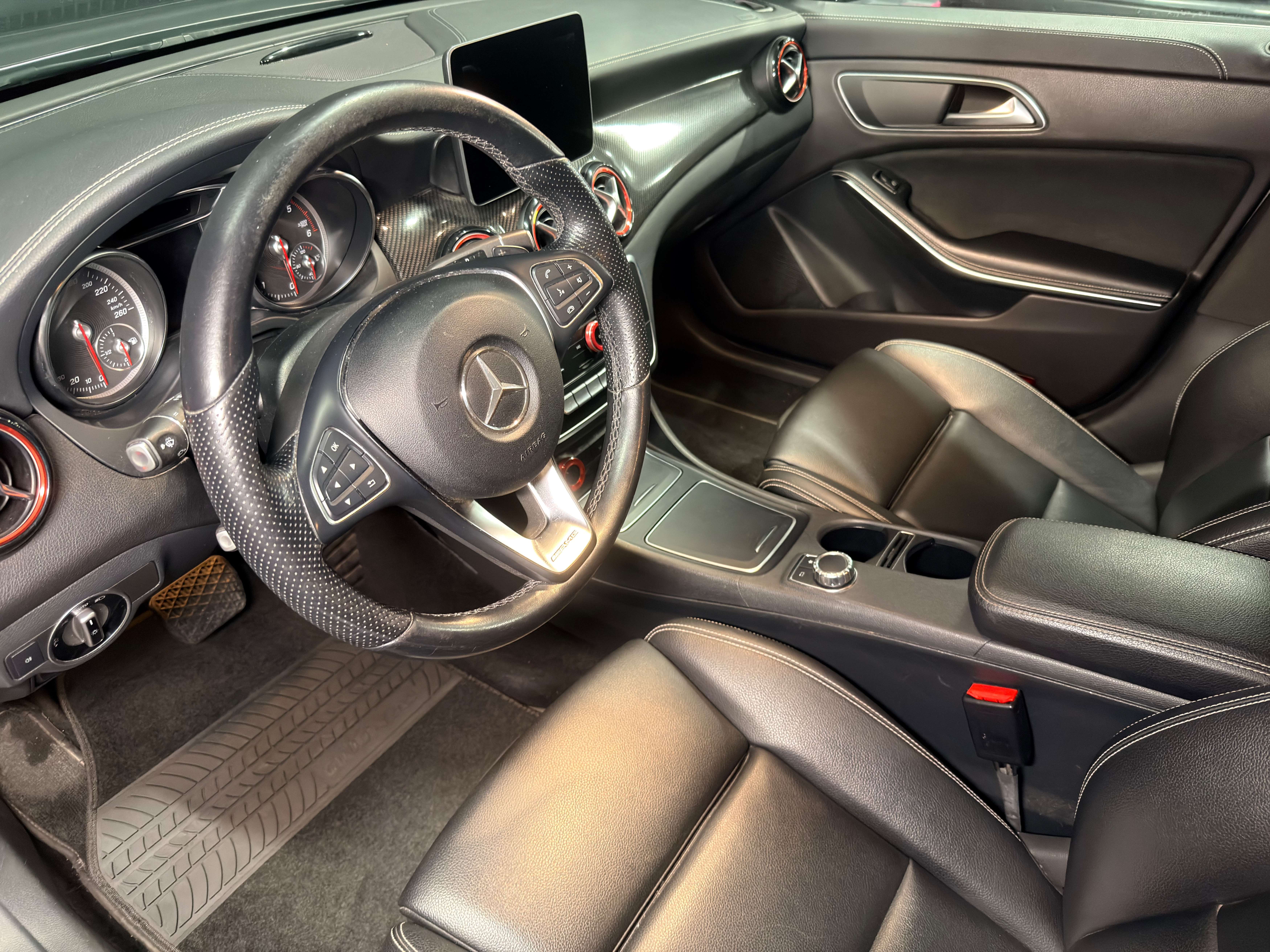 Mercedes-Benz CLA 200 d AMG — Cuir — Sièges chauffants — Caméra — Attelage