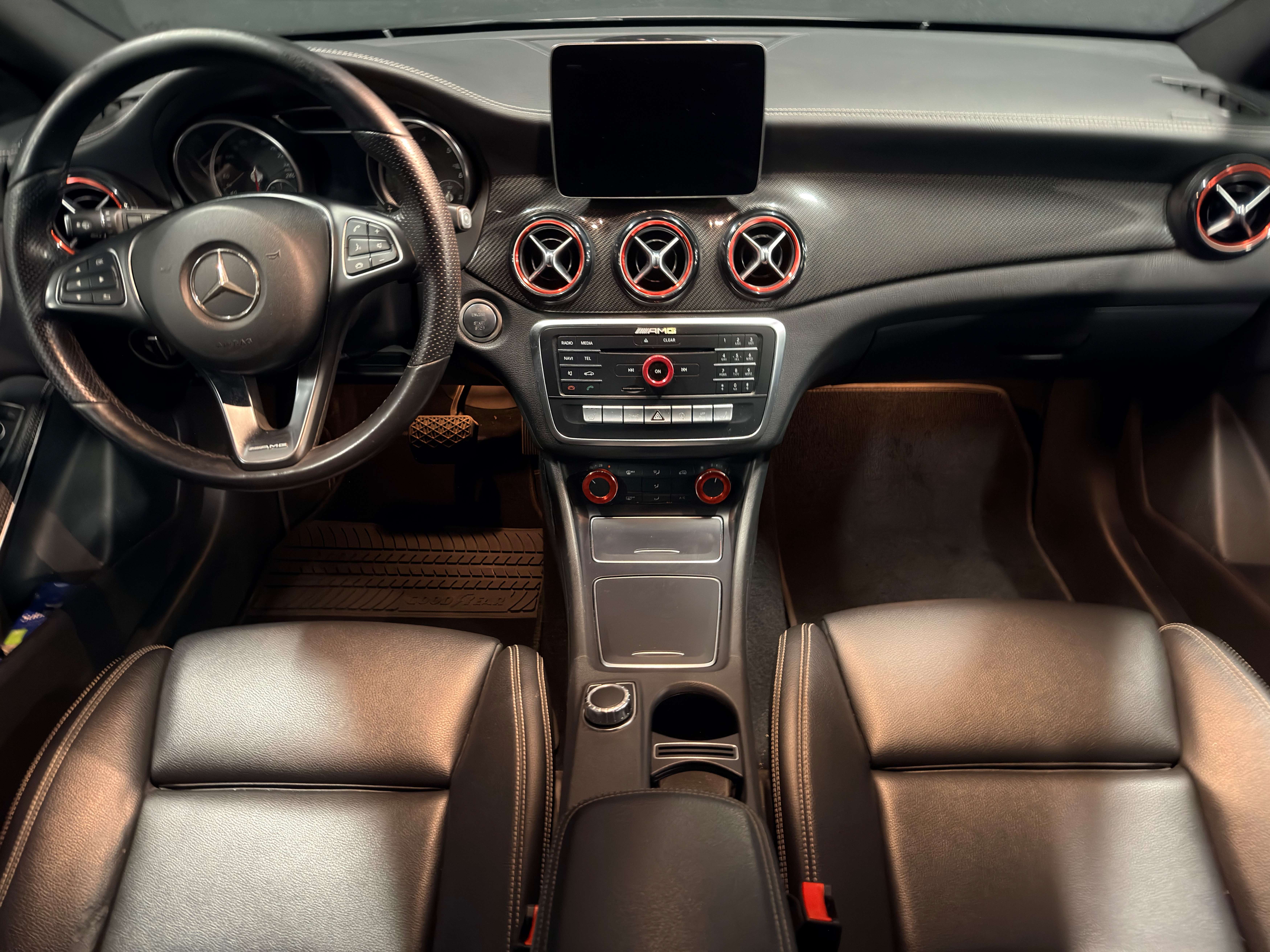 Mercedes-Benz CLA 200 d AMG — Cuir — Sièges chauffants — Caméra — Attelage