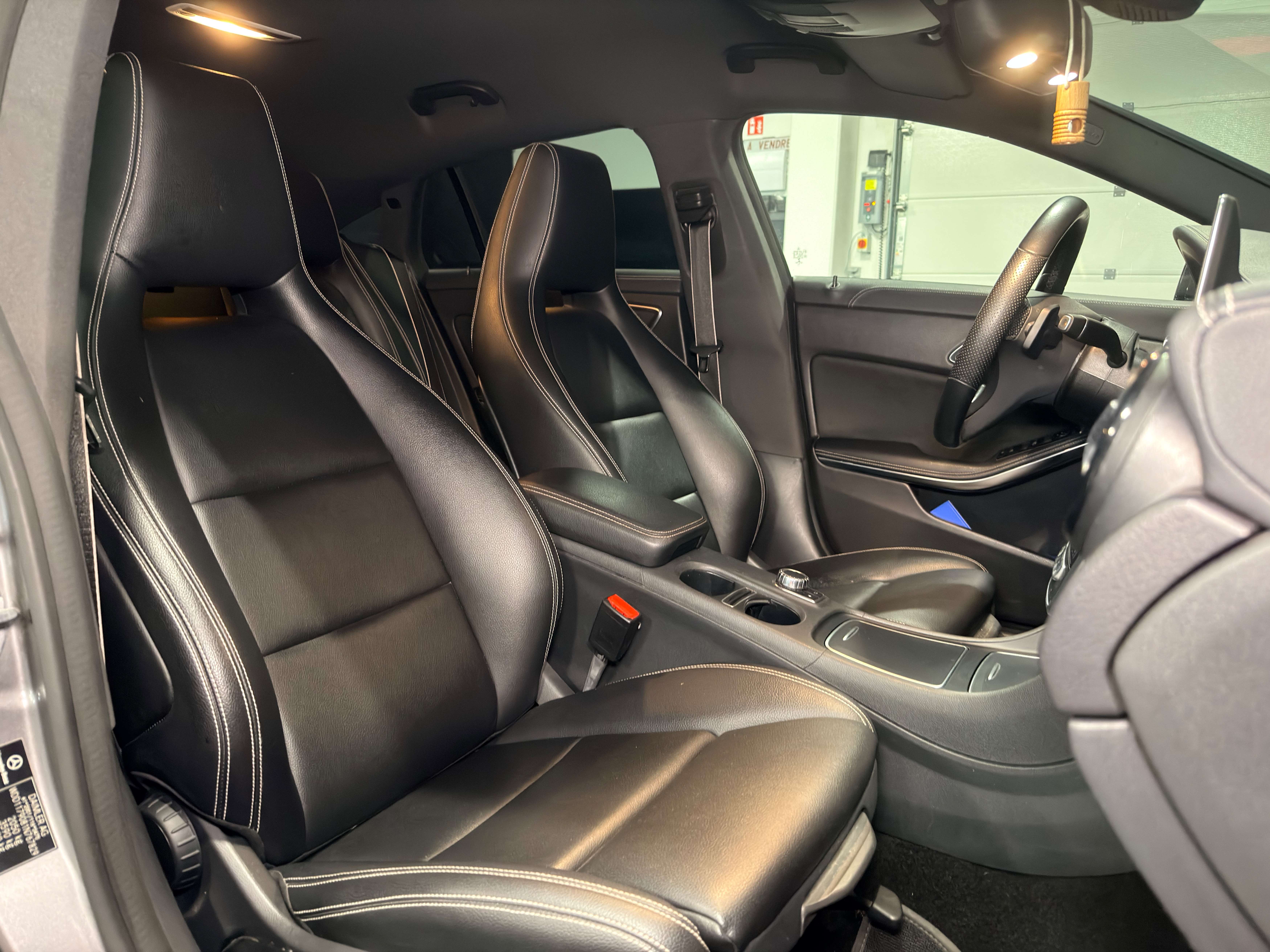 Mercedes-Benz CLA 200 d AMG — Cuir — Sièges chauffants — Caméra — Attelage