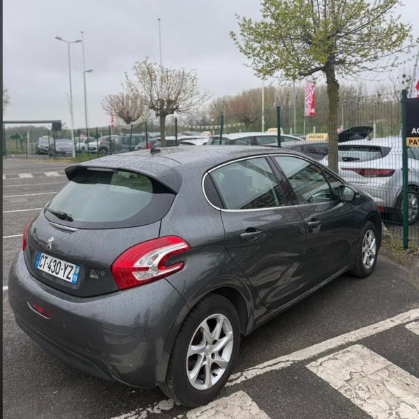 Peugeot 208 1.6 E-HDI 92 STYLE 5P
