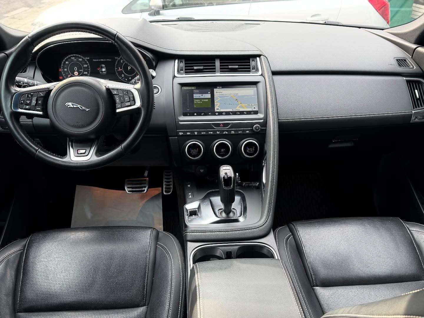 Jaguar E-Pace 2.0 D AWD R-Dynamic S Toit Pano Gps Jante Feux Led Cuir Camera Volant Chauf  Tres Propre Carnet Garantie