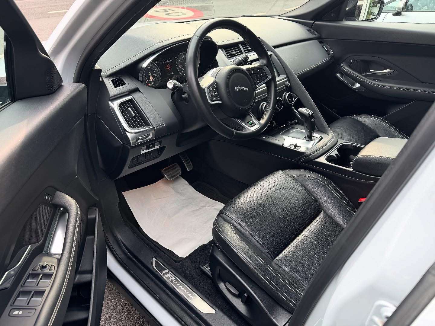 Jaguar E-Pace 2.0 D AWD R-Dynamic S Toit Pano Gps Jante Feux Led Cuir Camera Volant Chauf  Tres Propre Carnet Garantie