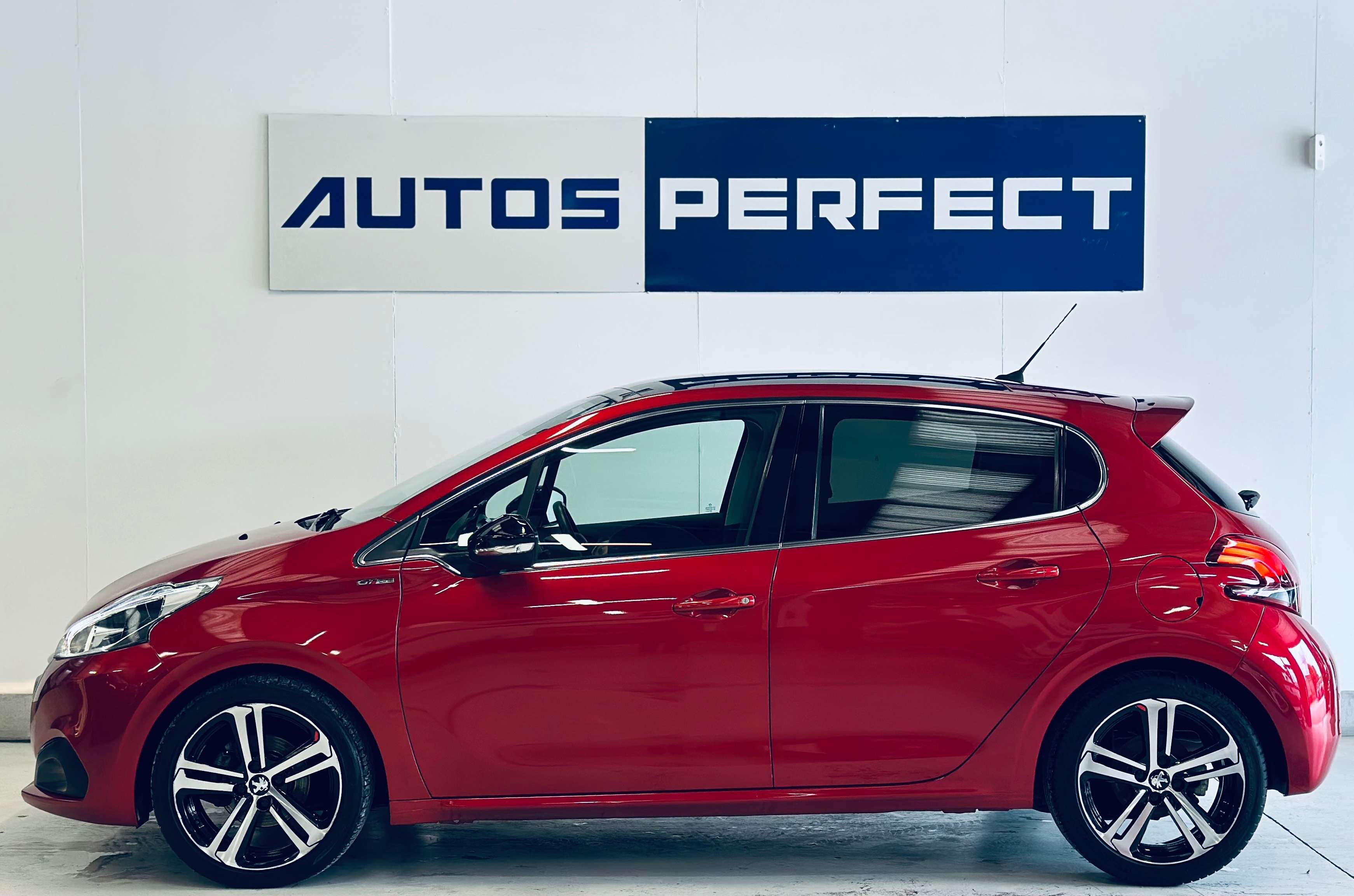 Peugeot 208 1.2 GT Line BOITE AUTO TOIT PANO CAMERA PDC