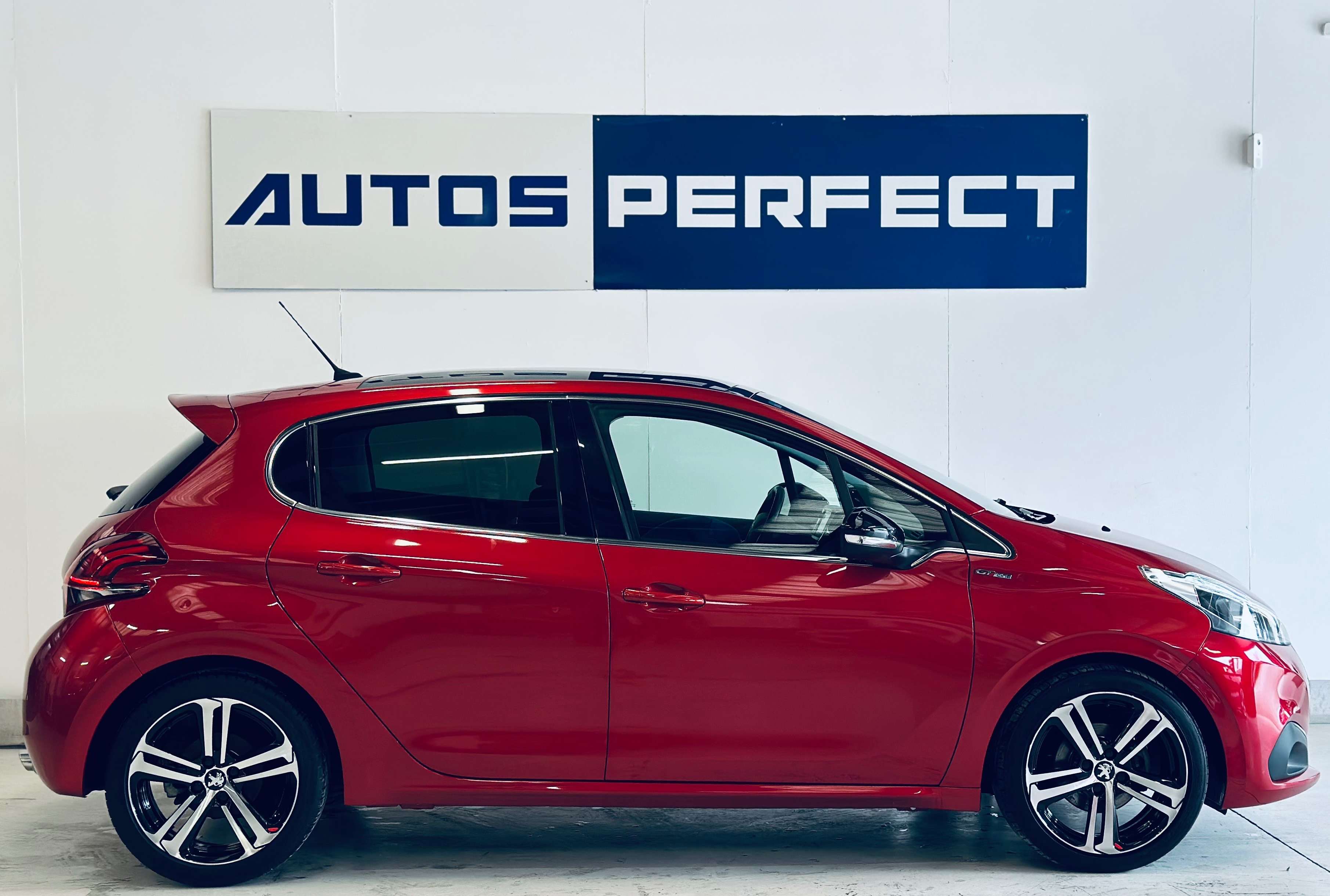 Peugeot 208 1.2 GT Line BOITE AUTO TOIT PANO CAMERA PDC