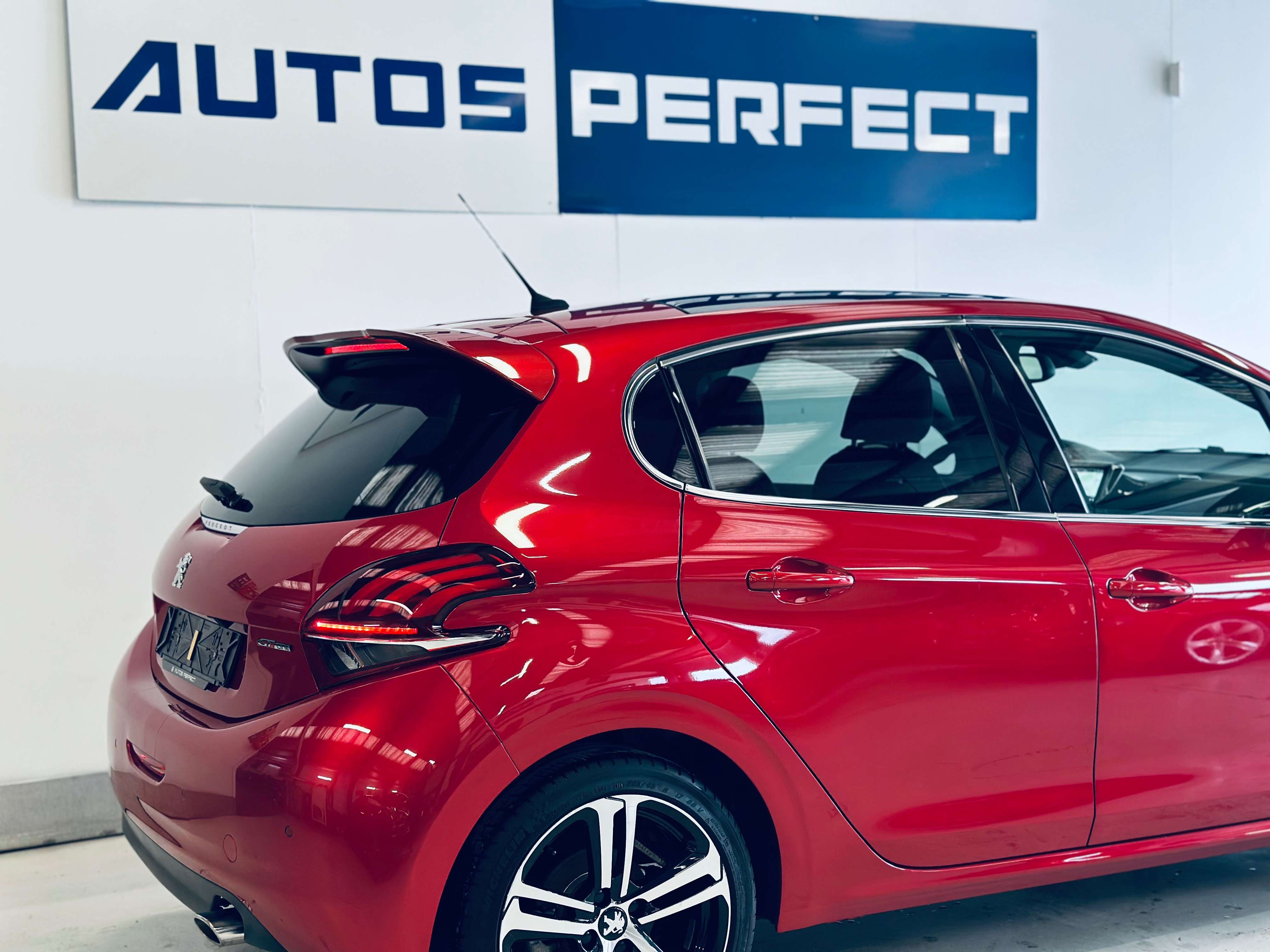Peugeot 208 1.2 GT Line BOITE AUTO TOIT PANO CAMERA PDC