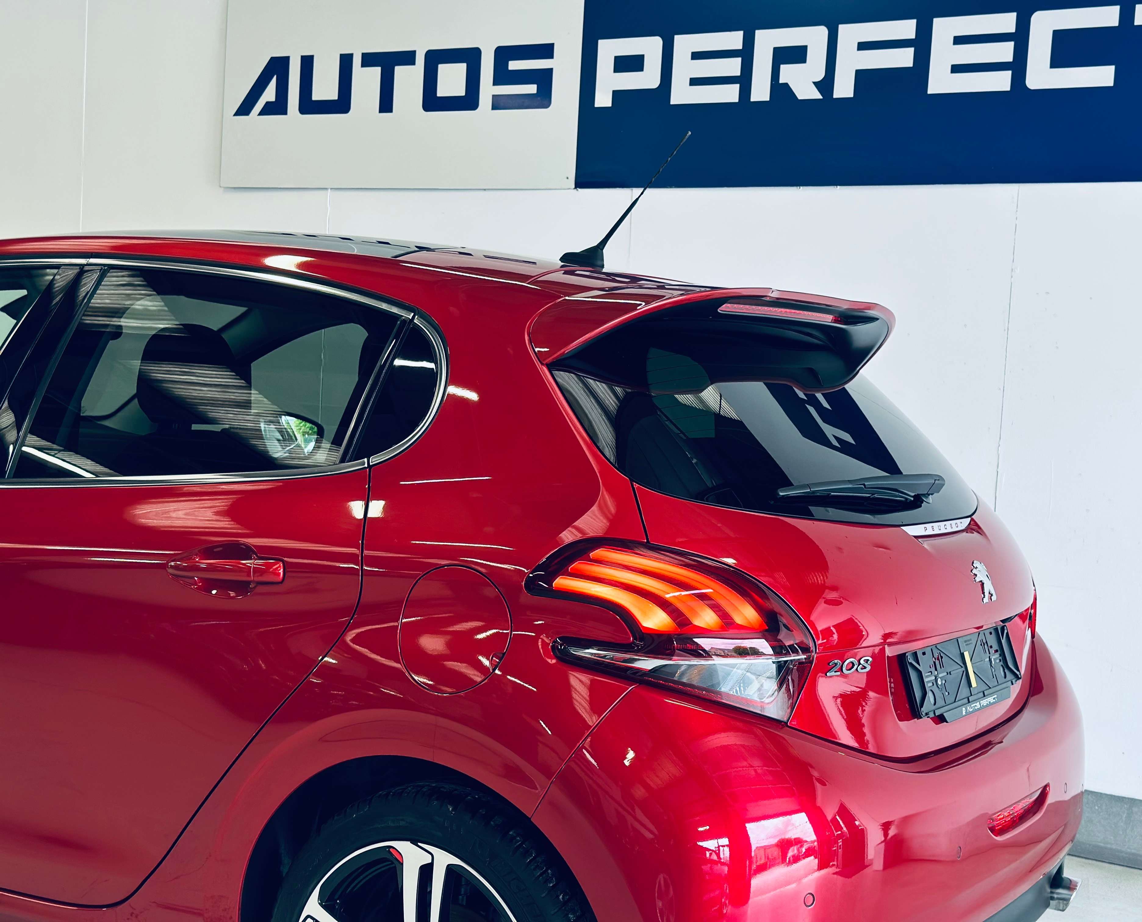 Peugeot 208 1.2 GT Line BOITE AUTO TOIT PANO CAMERA PDC