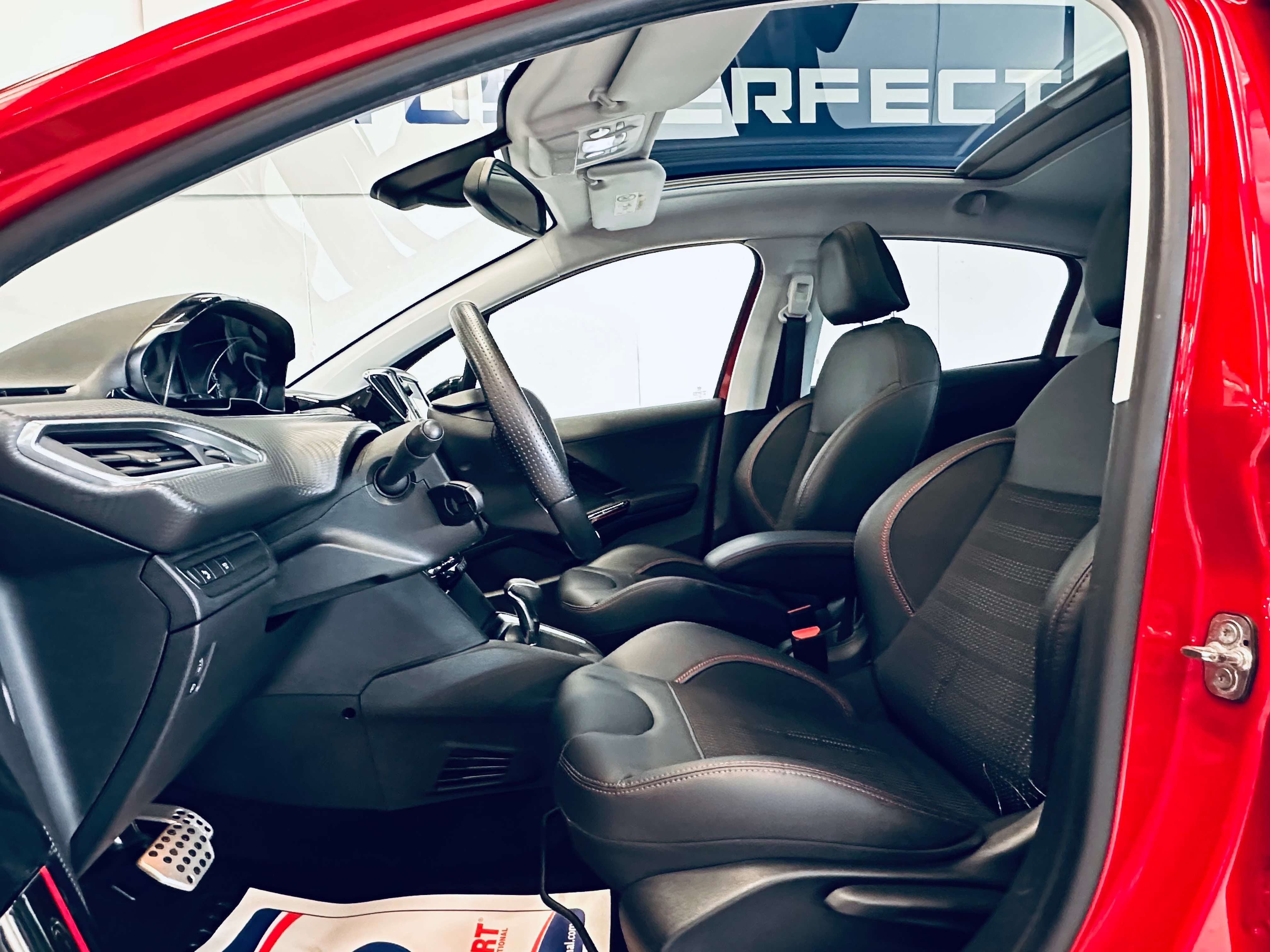 Peugeot 208 1.2 GT Line BOITE AUTO TOIT PANO CAMERA PDC