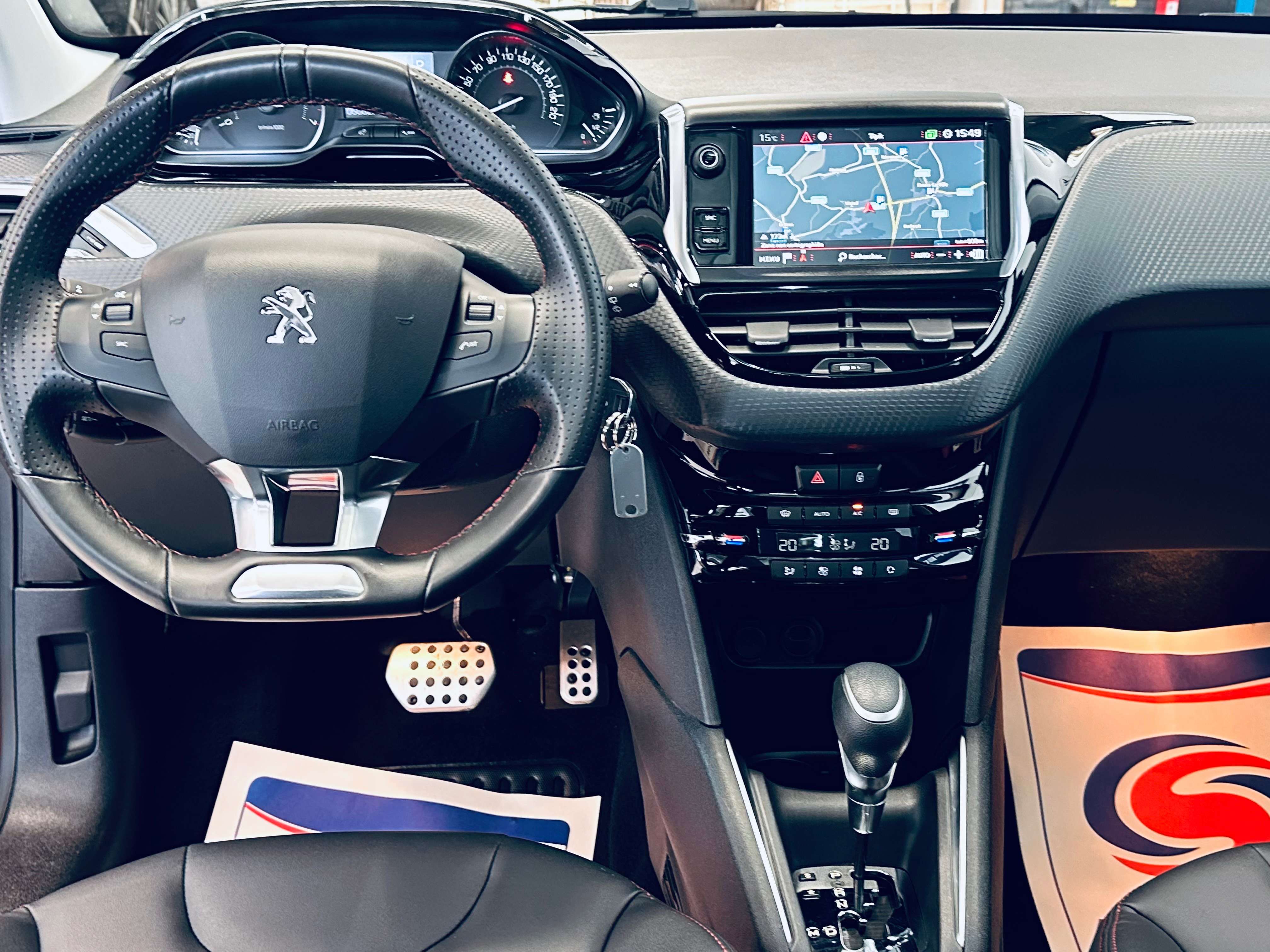 Peugeot 208 1.2 GT Line BOITE AUTO TOIT PANO CAMERA PDC