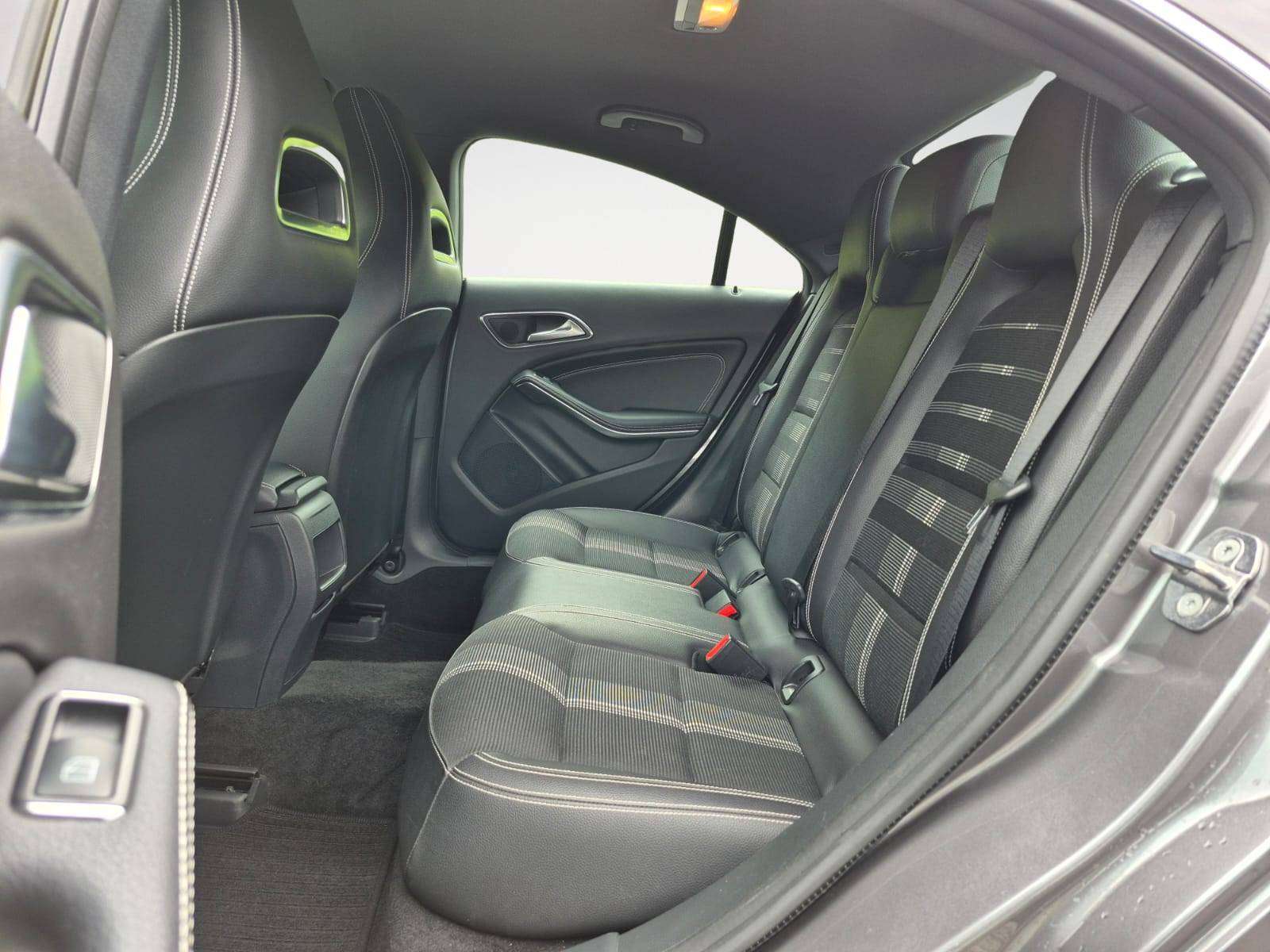 Mercedes-Benz CLA 180 d Business Solution - Faible consommation et Fiable - Garantie 12 Mois - Disponible rapidement - Zone LEZ Ok