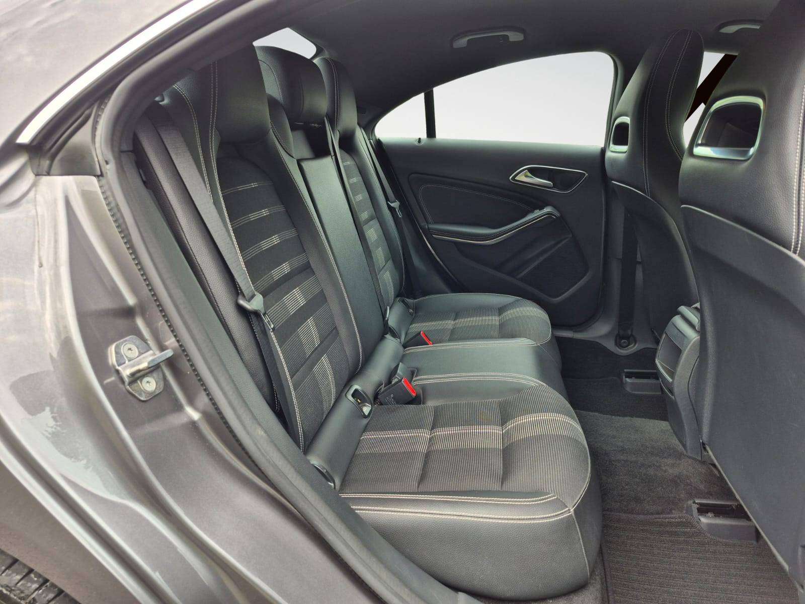 Mercedes-Benz CLA 180 d Business Solution - Faible consommation et Fiable - Garantie 12 Mois - Disponible rapidement - Zone LEZ Ok
