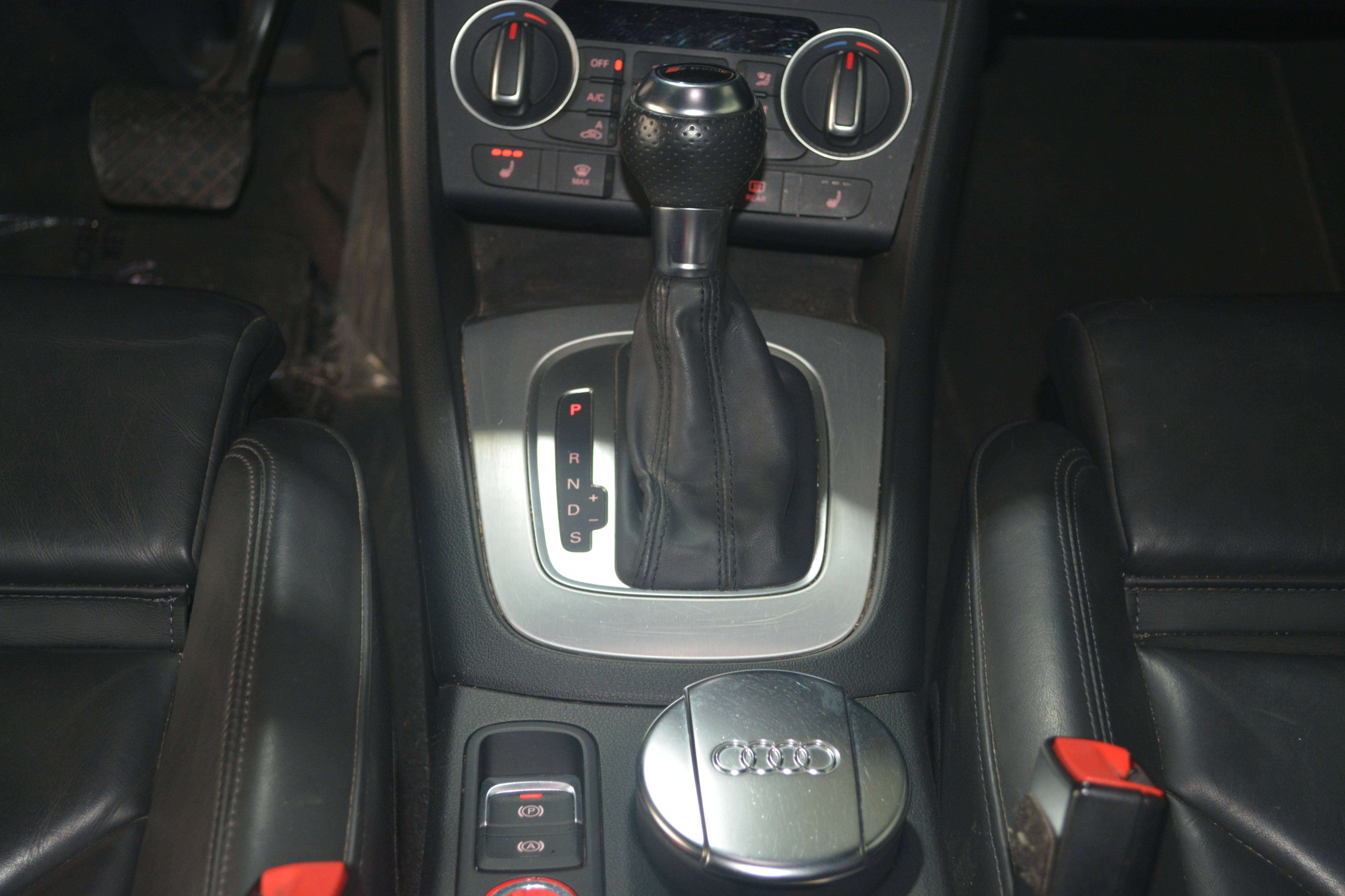 Audi Q3 Q3 2.0 TFSI Quattro S-LINE / S tronic / NAVI + CAMERA / LEDER / SPORTZETELS