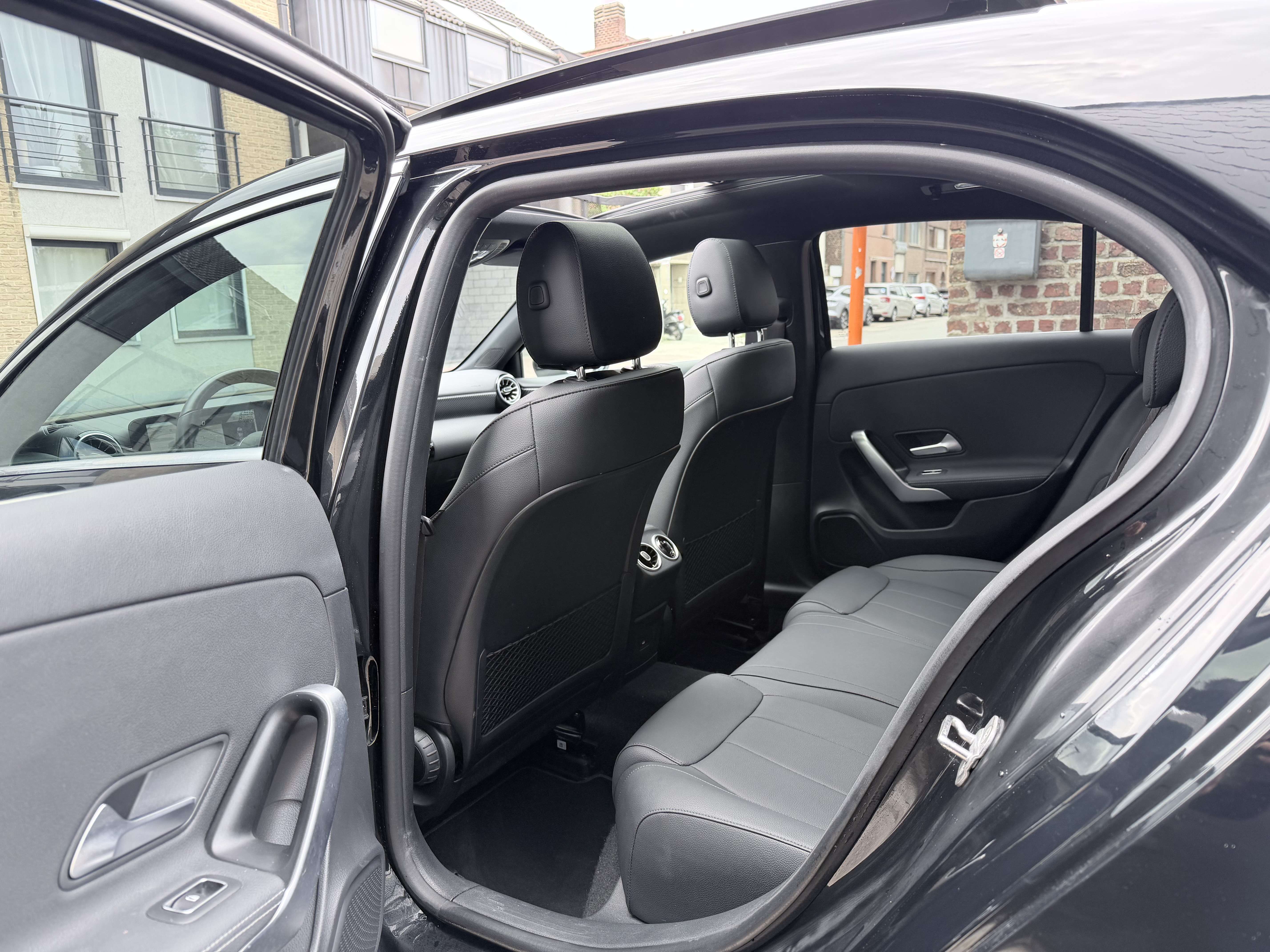 Mercedes-Benz A 180 PACK AMG 45 | PANO | AUTOMAAT | VIRTUAL COCKPIT | LEDER