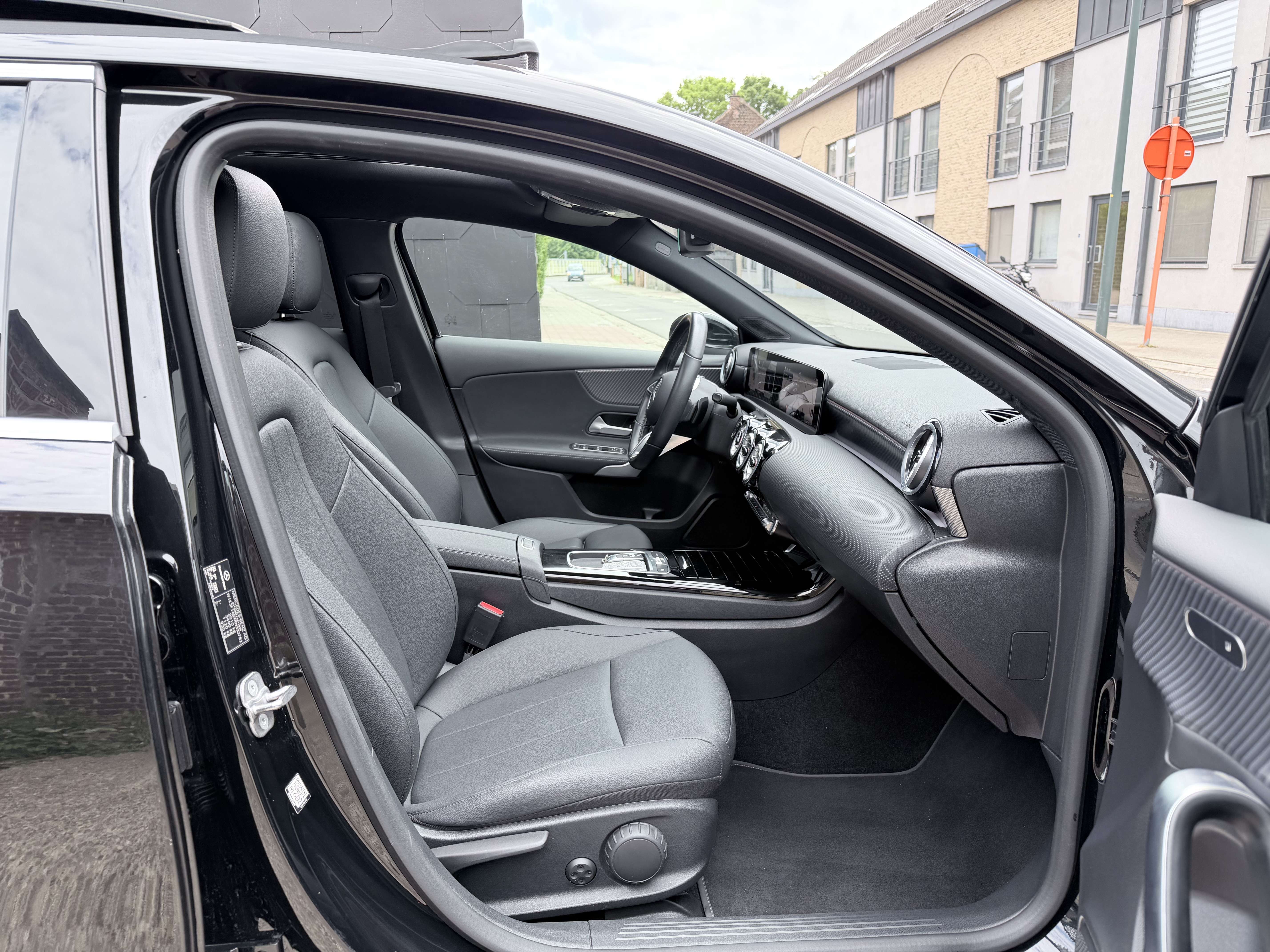 Mercedes-Benz A 180 PACK AMG 45 | PANO | AUTOMAAT | VIRTUAL COCKPIT | LEDER