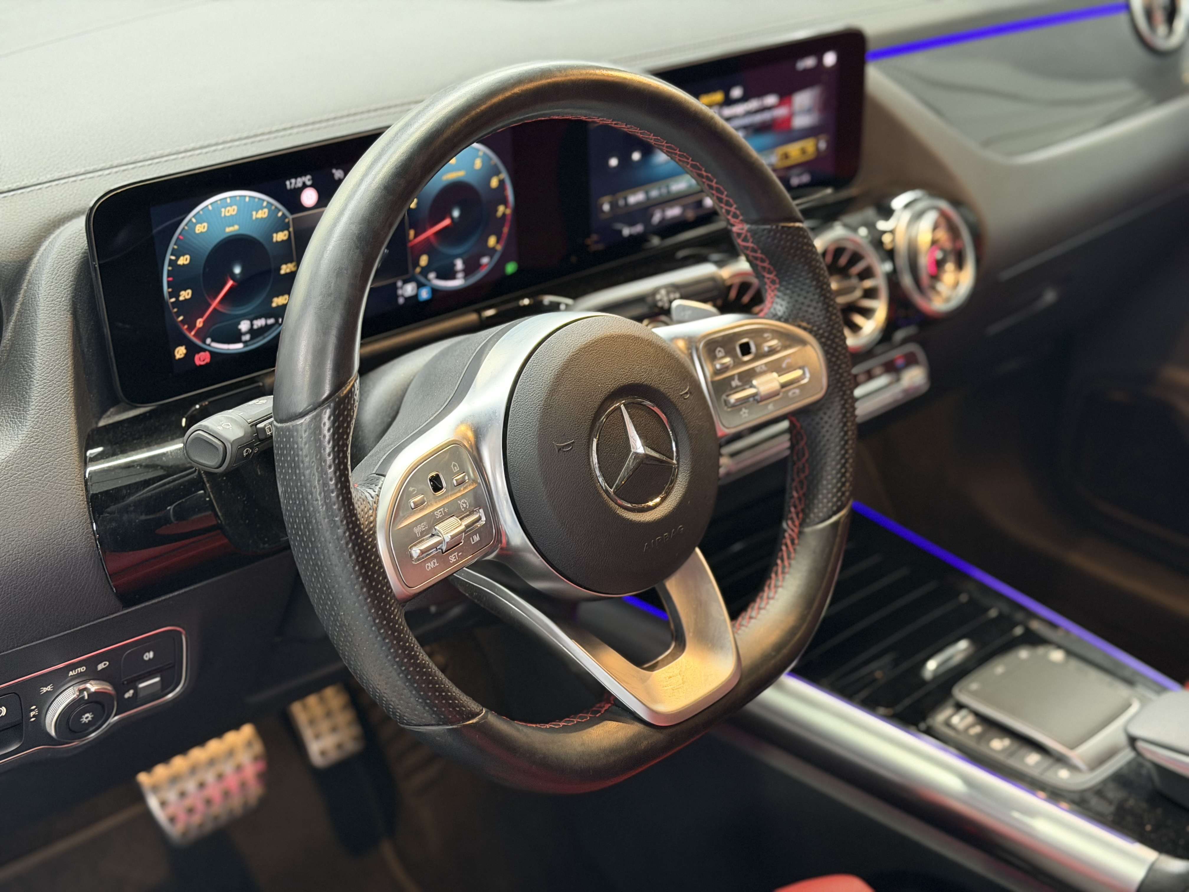 Mercedes-Benz GLA 180 i * PACK AMG * CUIR BI-TON * CAMERA * GPS * CLIM