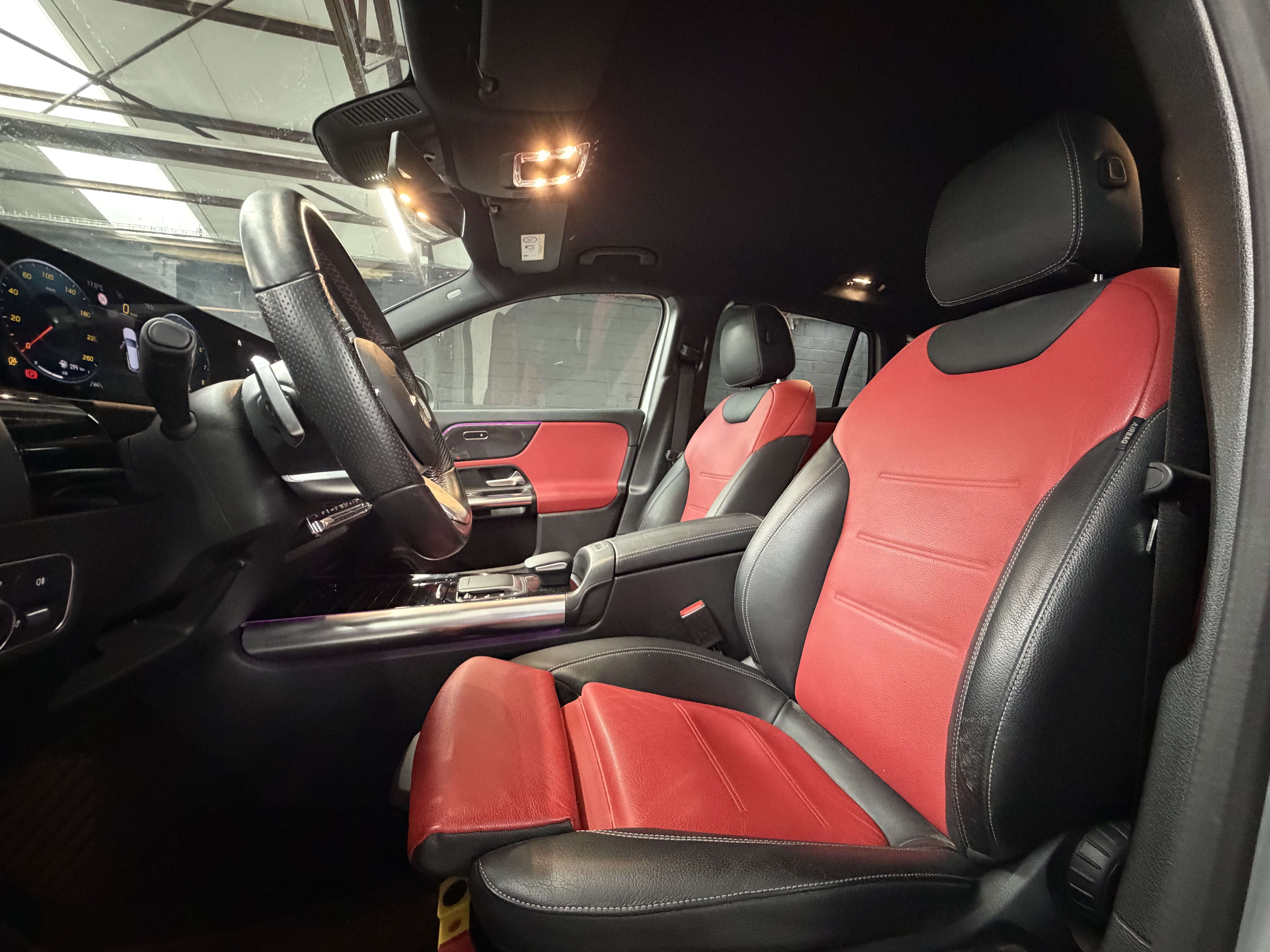 Mercedes-Benz GLA 180 i * PACK AMG * CUIR BI-TON * CAMERA * GPS * CLIM