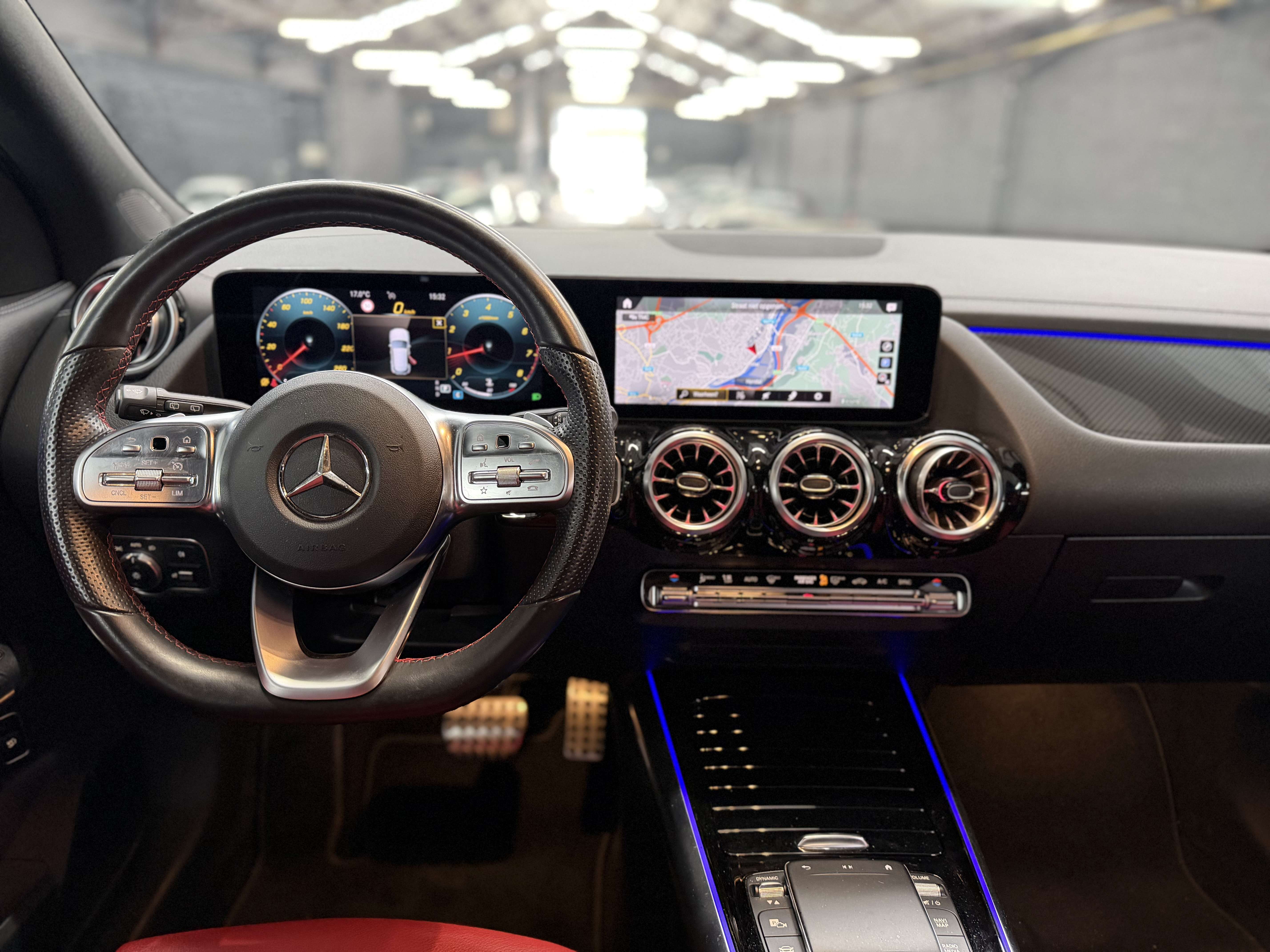 Mercedes-Benz GLA 180 i * PACK AMG * CUIR BI-TON * CAMERA * GPS * CLIM