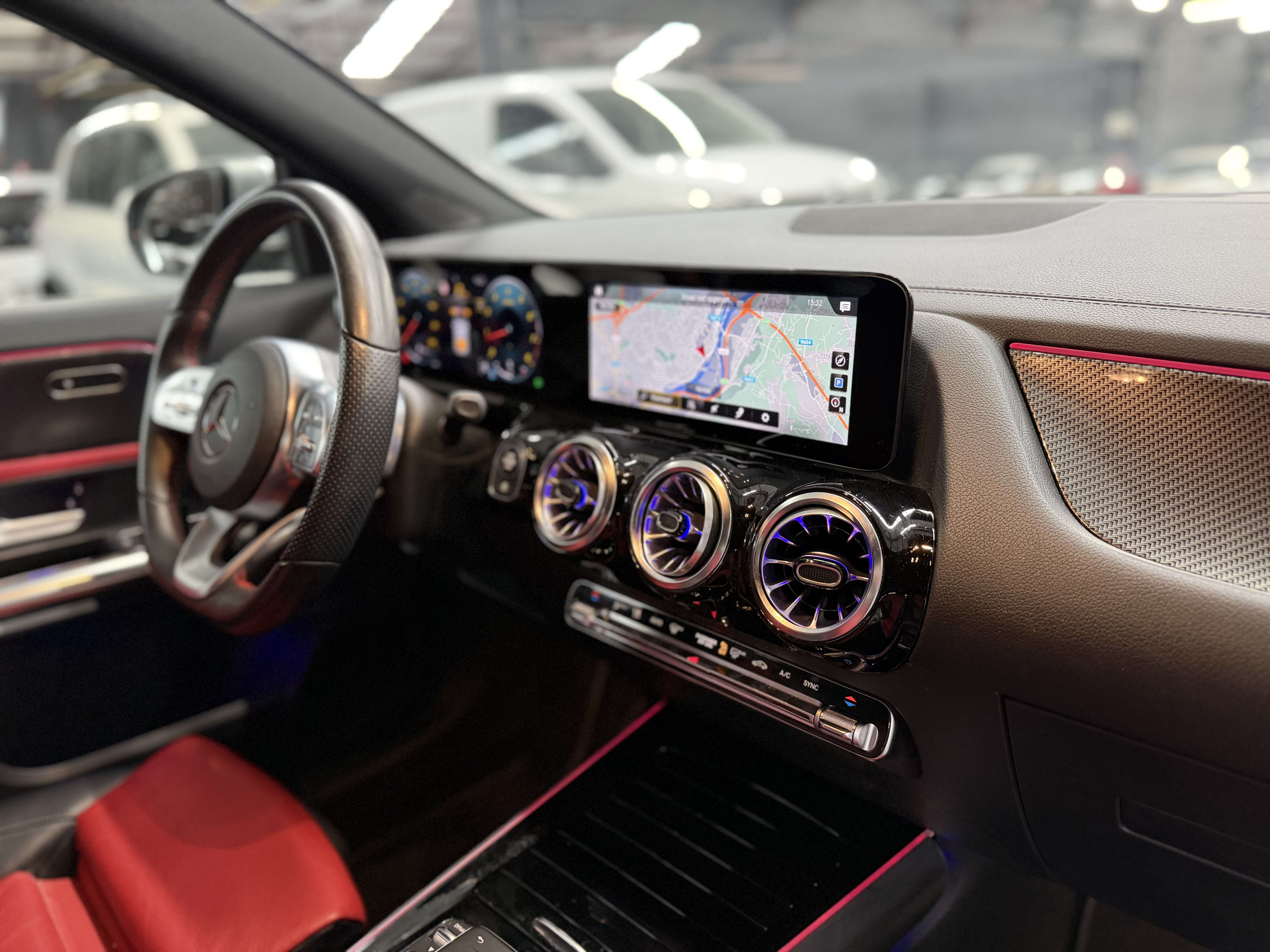 Mercedes-Benz GLA 180 i * PACK AMG * CUIR BI-TON * CAMERA * GPS * CLIM