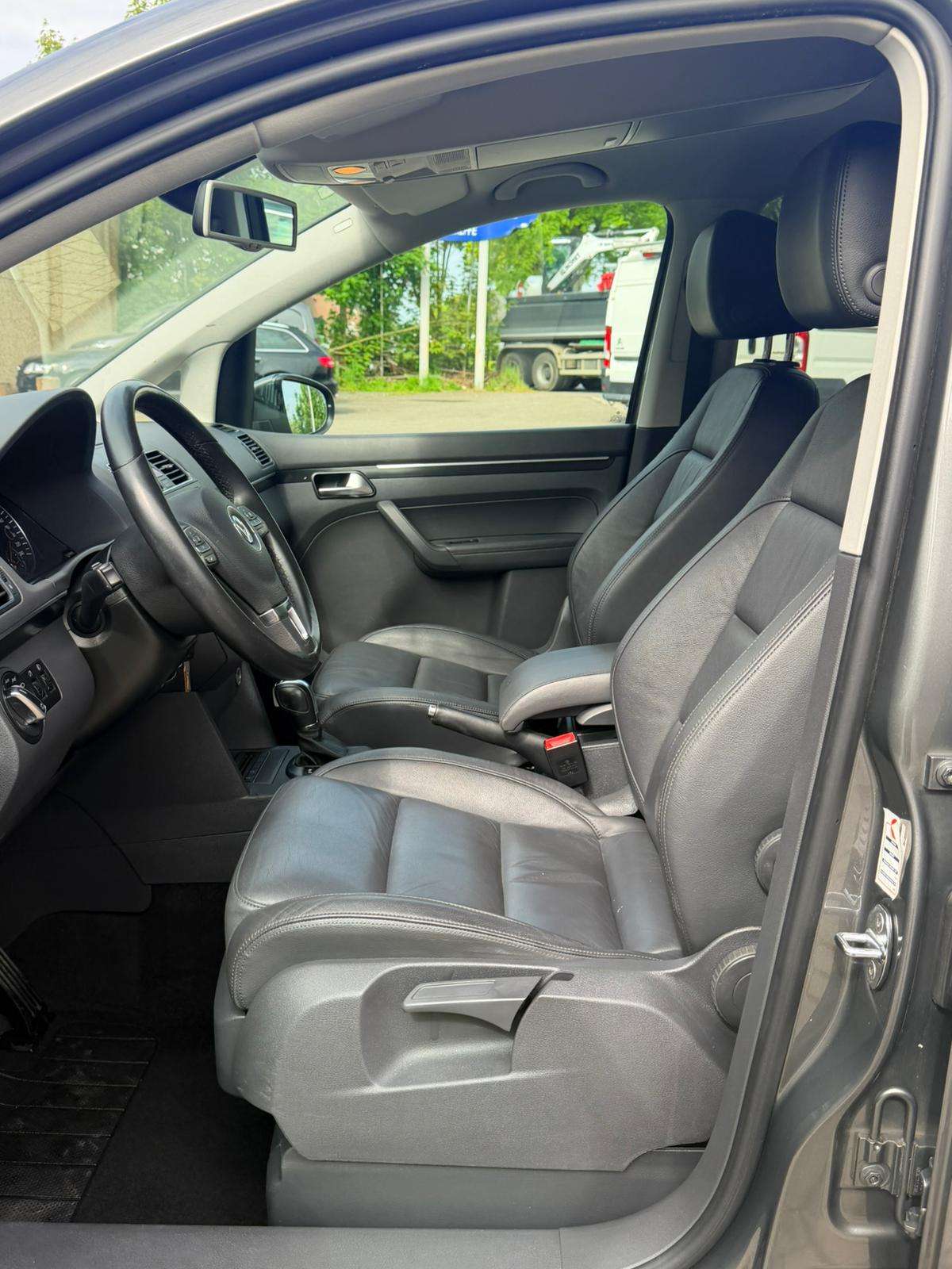 Volkswagen Touran 1.6 TDI 1O5CV BOITE AUTO CUIR