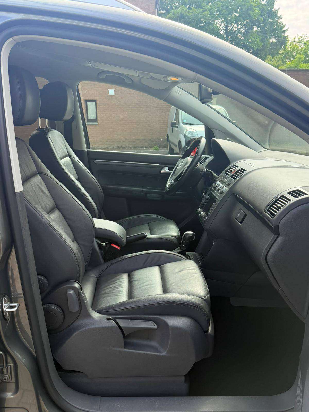 Volkswagen Touran 1.6 TDI 1O5CV BOITE AUTO CUIR