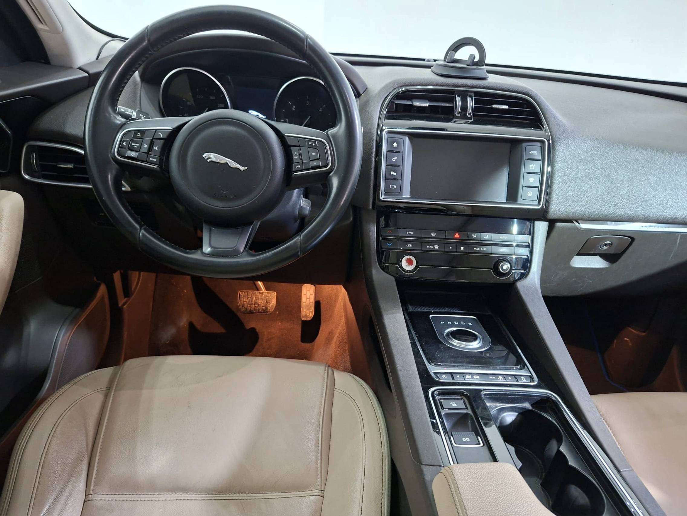 Jaguar F-Pace PANO DAK I AUTOMAAT I ZETEL VERWARMING I STARTSTOP