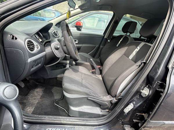 Renault Clio III 1.2 16V 75 RIP CURL 2 5P