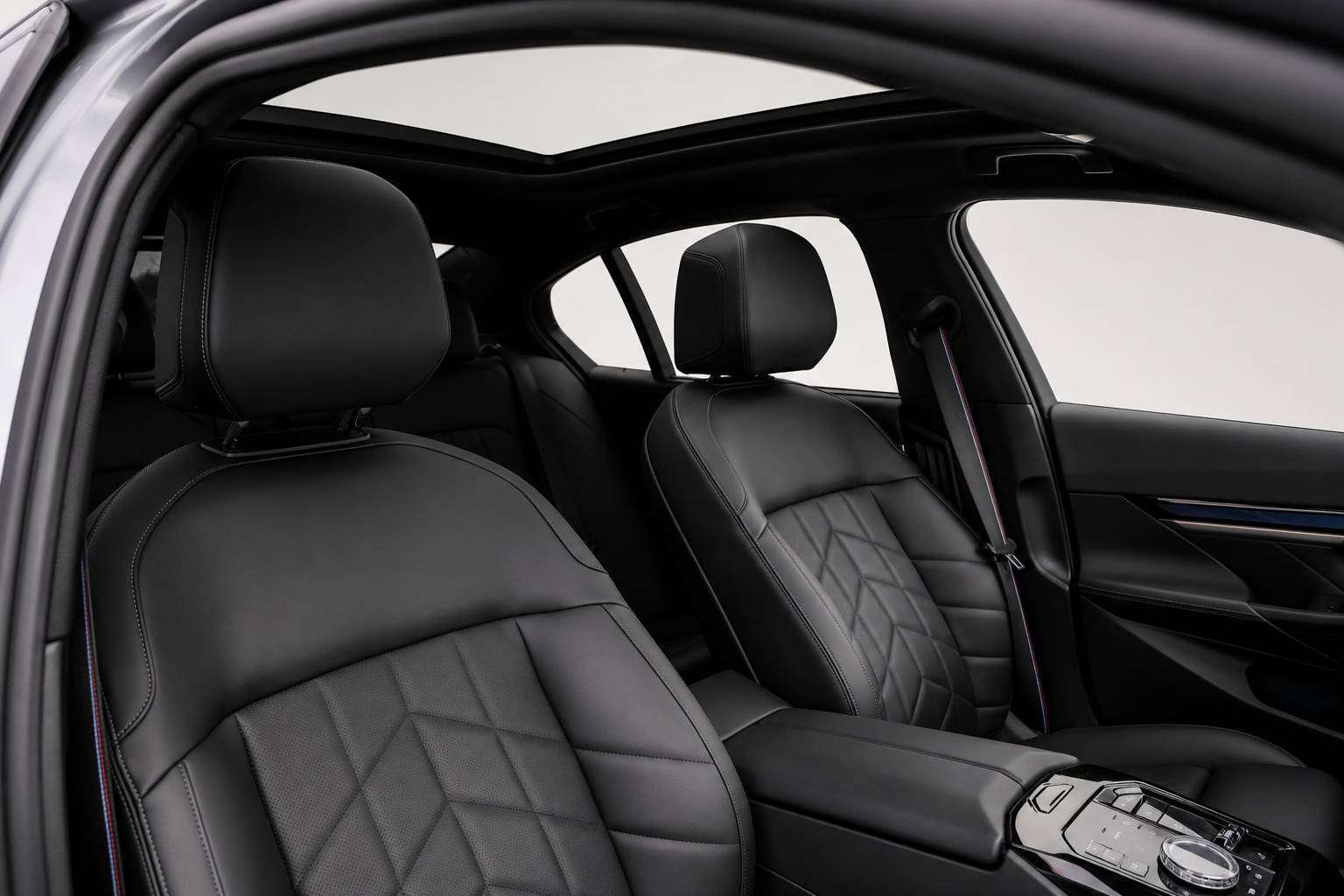 BMW i5 M60 Individual B&W ACC BTWwagen