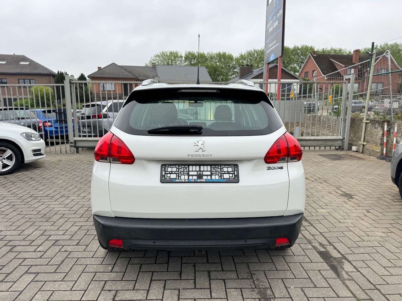 Peugeot 2008 1.2 Benzine Automaat – GPS – Parkeersensoren