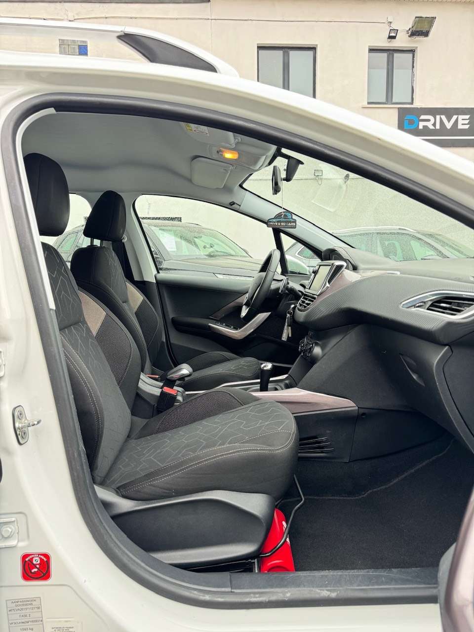 Peugeot 2008 1.2 Benzine Automaat – GPS – Parkeersensoren