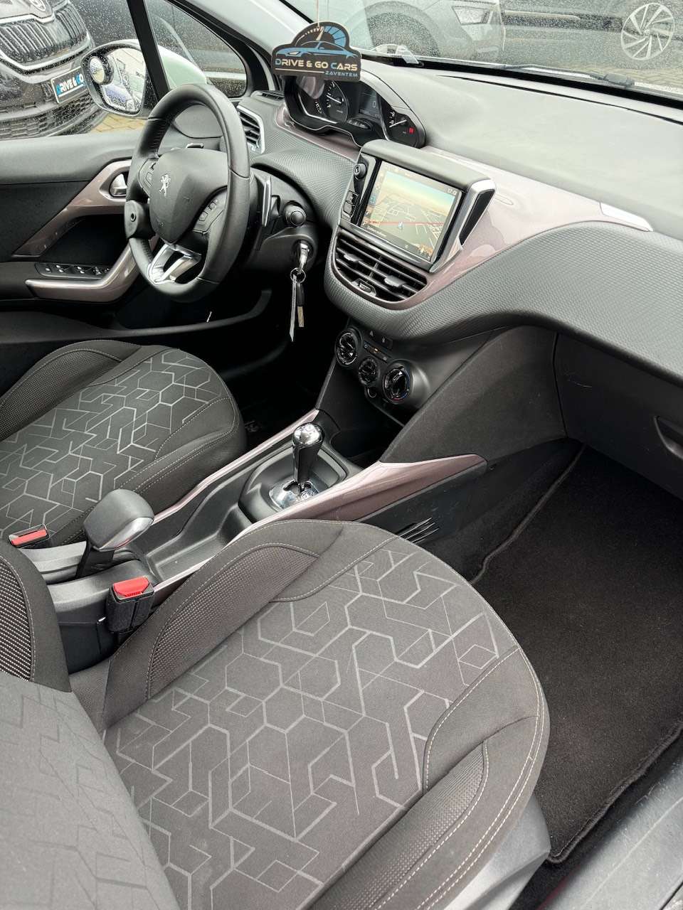 Peugeot 2008 1.2 Benzine Automaat – GPS – Parkeersensoren