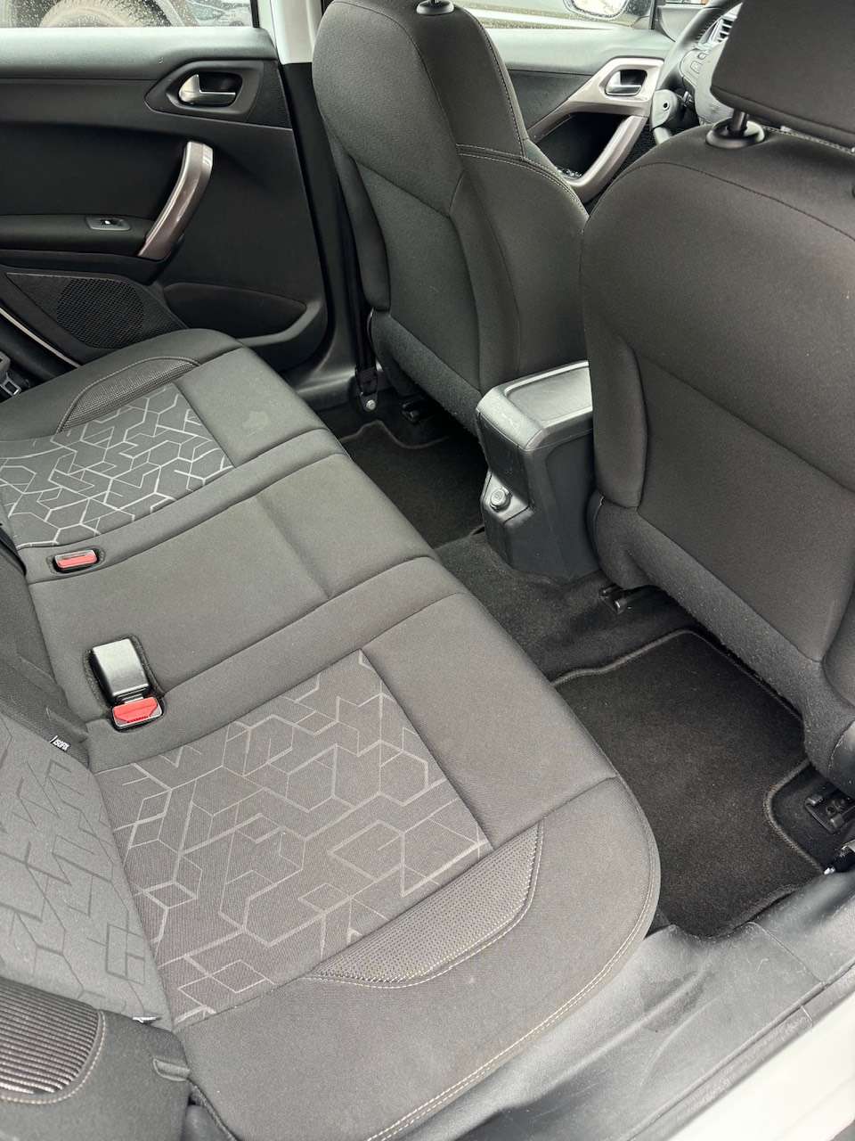 Peugeot 2008 1.2 Benzine Automaat – GPS – Parkeersensoren