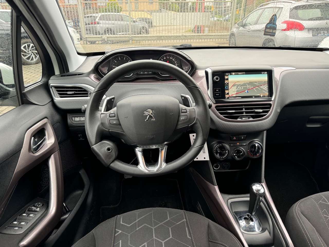 Peugeot 2008 1.2 Benzine Automaat – GPS – Parkeersensoren